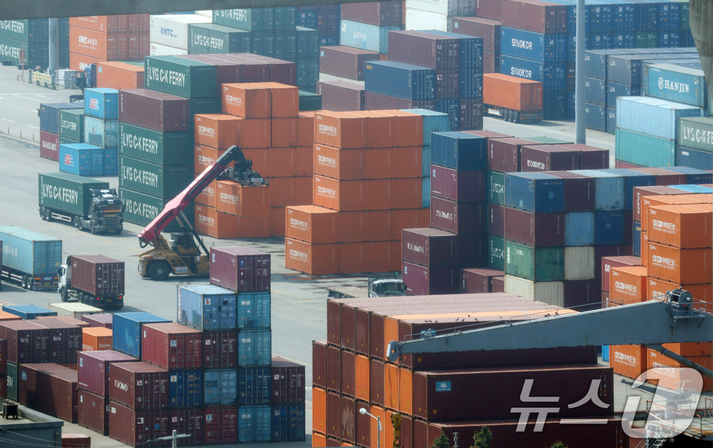 (평택=뉴스1) 김영운 기자 = 24일 경기 평택시 포승읍 평택항 수출 야적장에 컨테이너들이 쌓여있다.한국은행이 이날 발표한 2025년 1분기 실질 국내총생산(GDP) 속보치에 따 …