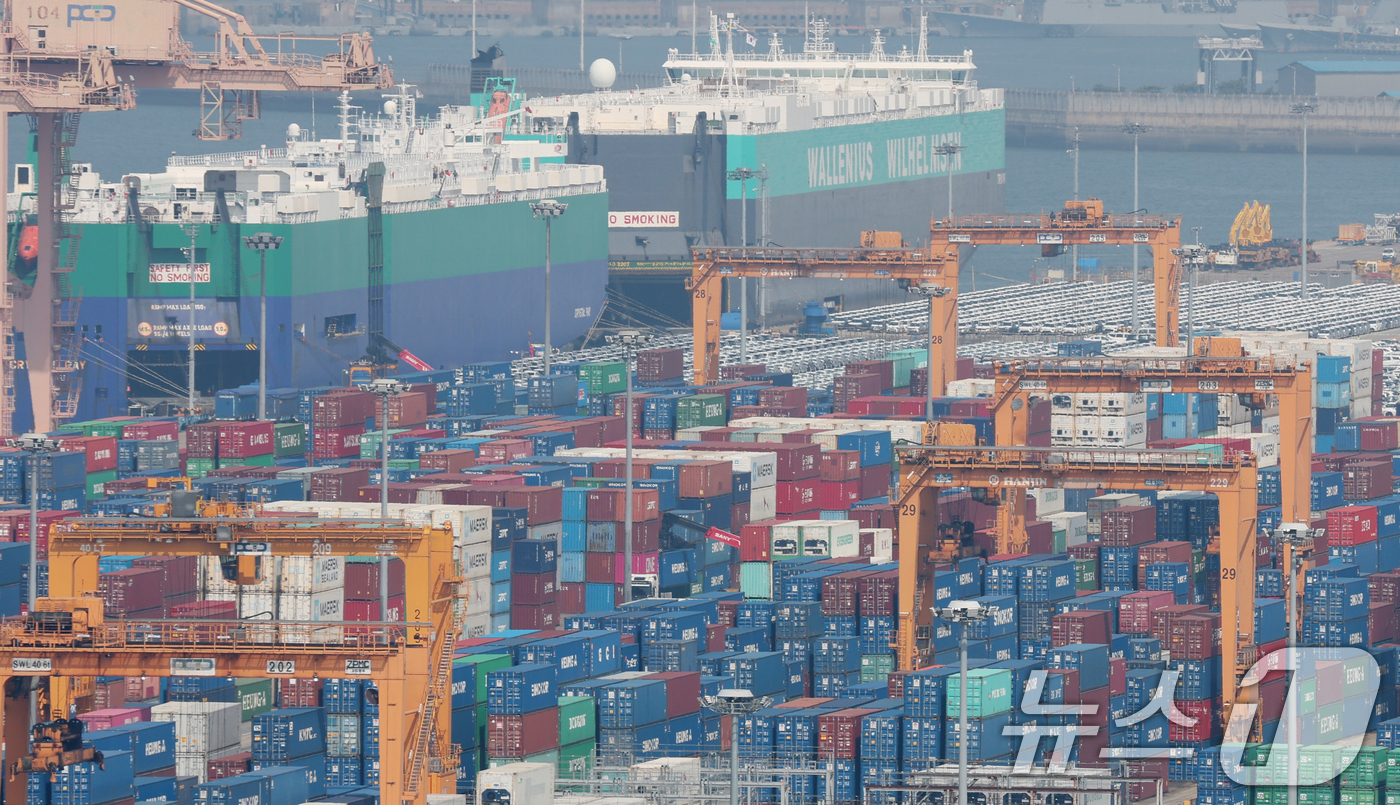 (평택=뉴스1) 김영운 기자 = 24일 경기 평택시 포승읍 평택항 수출 야적장에 컨테이너들이 쌓여있다.한국은행이 이날 발표한 2025년 1분기 실질 국내총생산(GDP) 속보치에 따 …