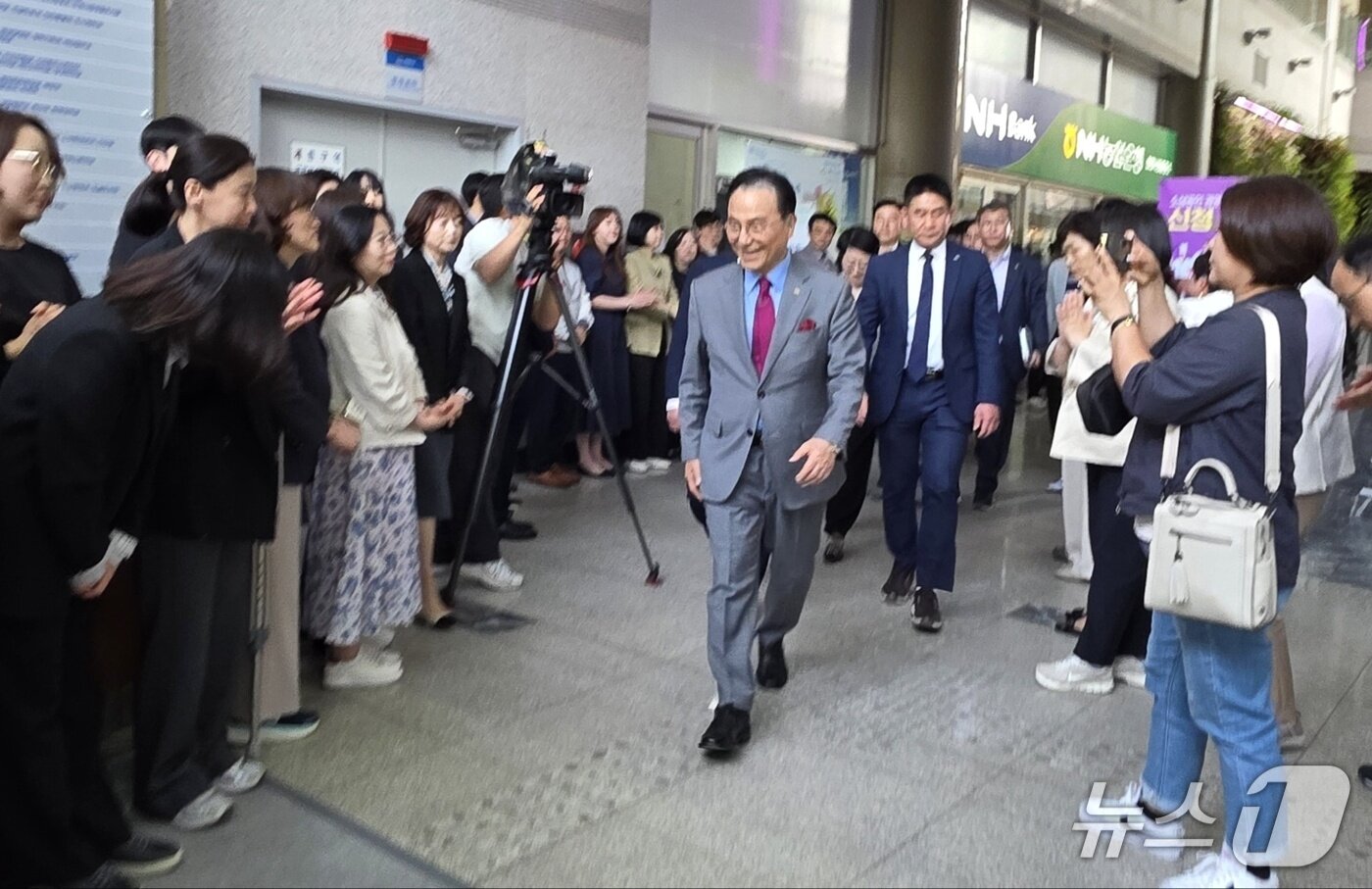 본문 이미지 - 24일 천안시청 앞에서 박상돈 전 시장이 배웅 나온 시청 직원들과 인사를 나누고 있다. 박 전 시장은 이날 선거법 위반으로 당선이 무효가 되면서 직을 상실했다. /뉴스1ⓒNews1 이시우 기자