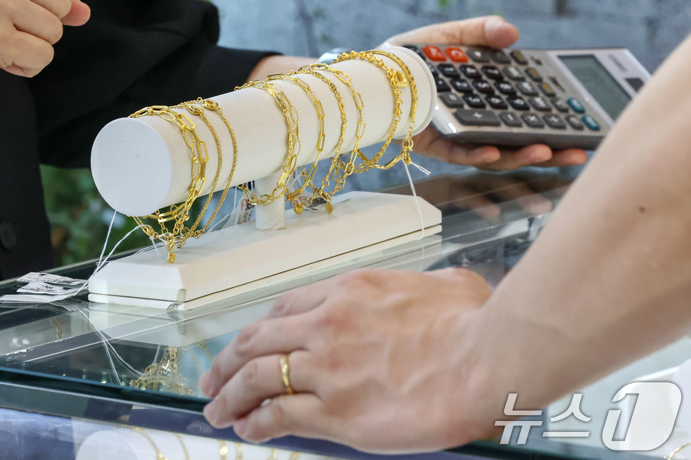 (서울=뉴스1) 민경석 기자 = 달러화 약세와 미중 관세전쟁으로 인한 국제 경제 불확실성이 커짐에 따라 금값이 꾸준한 상승세를 보이고 있다.24일 서울 종로구 한국금거래소 종로본점 …