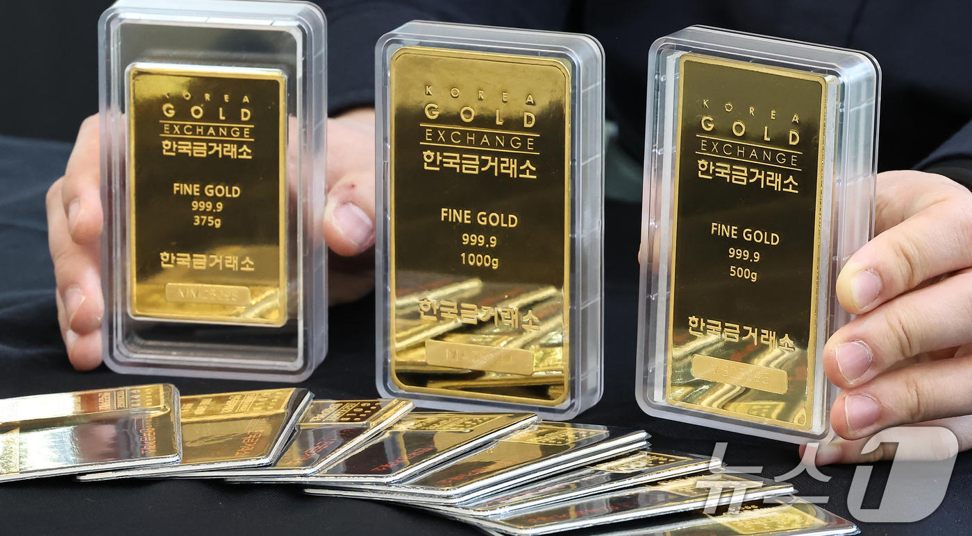 (서울=뉴스1) 민경석 기자 = 달러화 약세와 미중 관세전쟁으로 인한 국제 경제 불확실성이 커짐에 따라 금값이 꾸준한 상승세를 보이고 있다.24일 서울 종로구 한국금거래소 종로본점 …