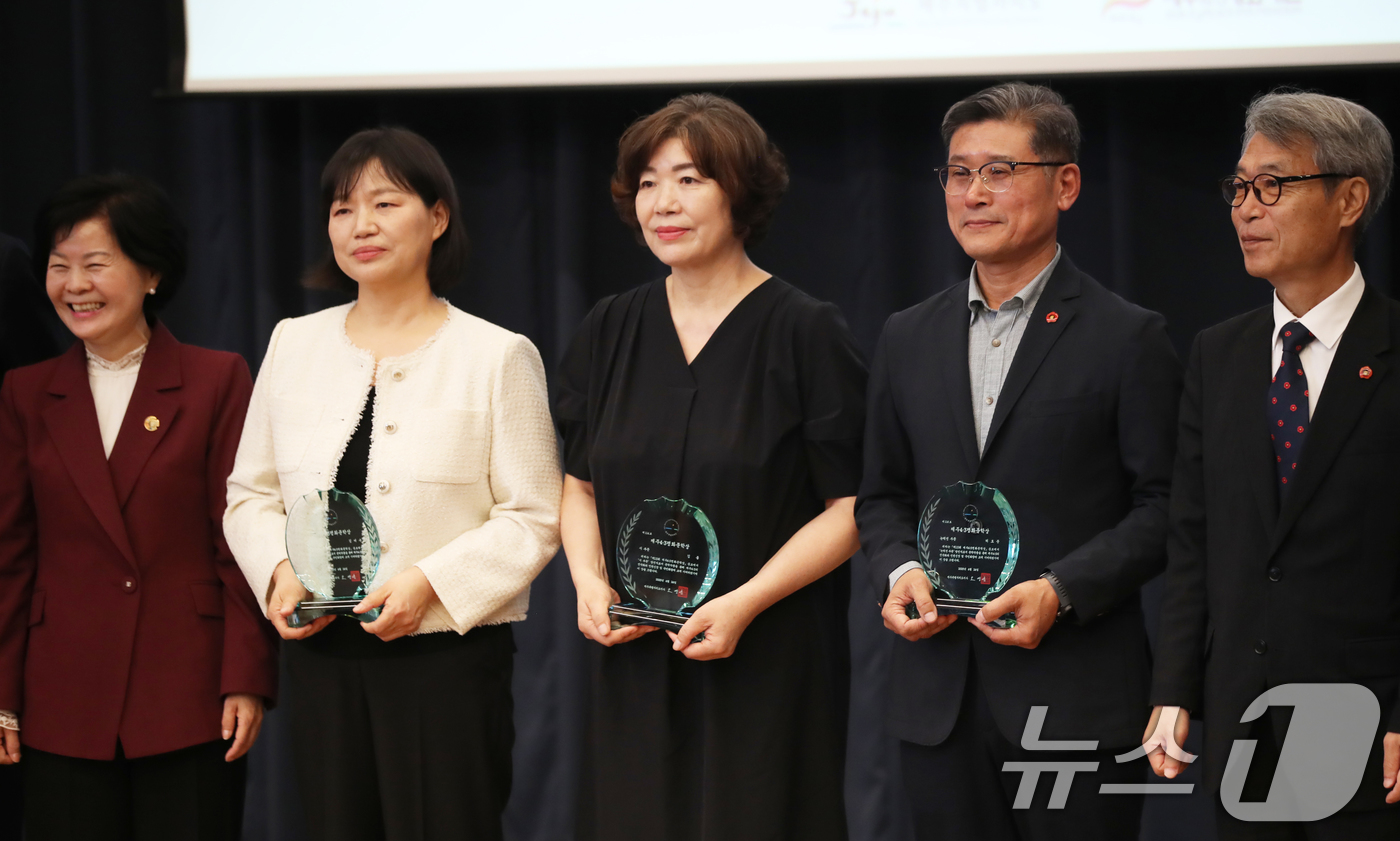 (제주=뉴스1) 오현지 기자 = 제13회 제주4·3평화문학상 수상자인 김미수 작가, 김휼 작가, 허호준 기자가 24일 오후 제주문학관에서 열린 시상식에서 김애숙 제주도 정무부지사, …