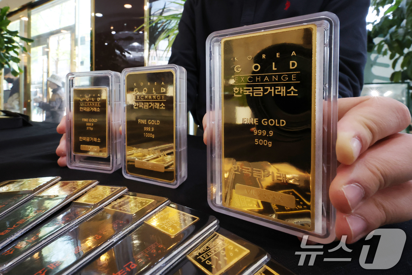 (서울=뉴스1) 민경석 기자 = 달러화 약세와 미중 관세전쟁으로 인한 국제 경제 불확실성이 커짐에 따라 금값이 꾸준한 상승세를 보이고 있다.24일 서울 종로구 한국금거래소 종로본점 …