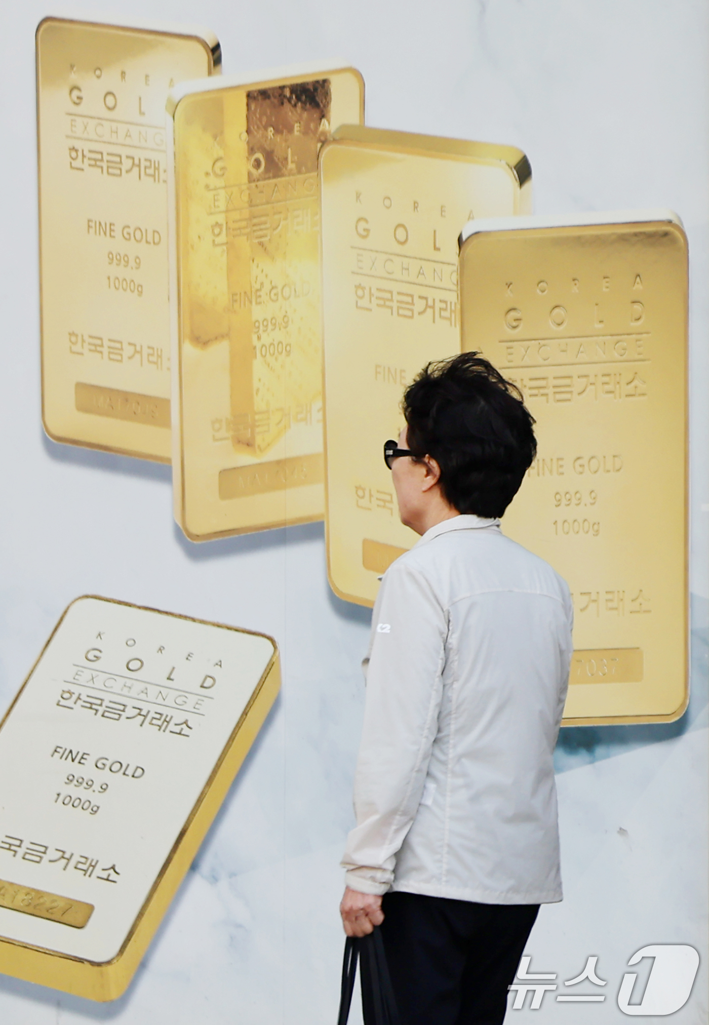 (서울=뉴스1) 민경석 기자 = 달러화 약세와 미중 관세전쟁으로 인한 국제 경제 불확실성이 커짐에 따라 금값이 꾸준한 상승세를 보이고 있다.24일 서울 종로구 한국금거래소 종로본점 …