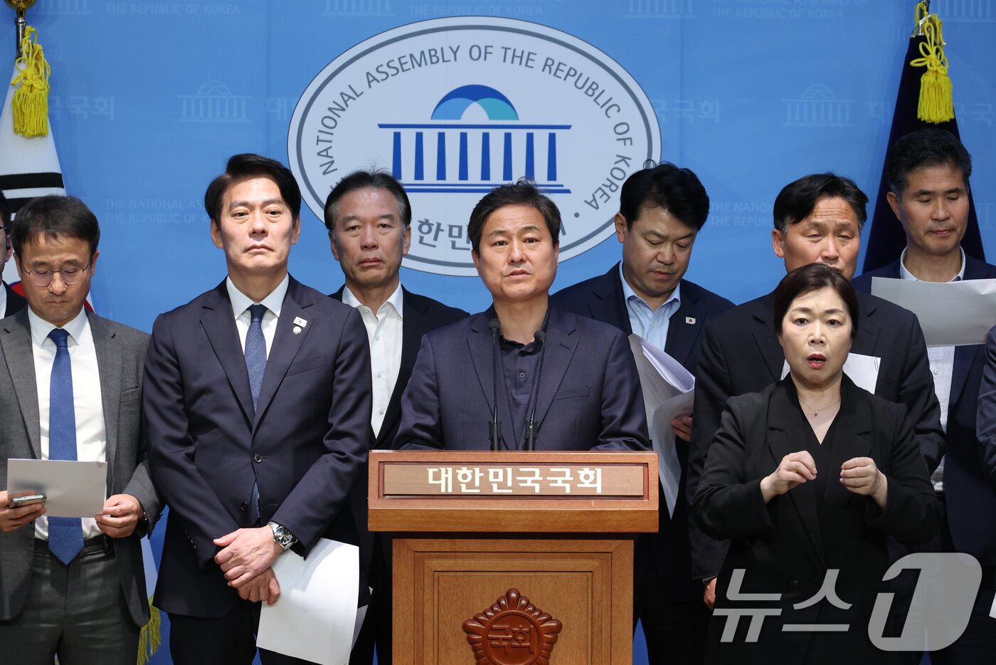 본문 이미지 - 더불어민주당 전 정권 정치탄압대책위원회 김영배 간사를 비롯한 의원들이 24일 오후 서울 여의도 국회 소통관에서 검찰의 문재인 전 대통령 기소 관련 기자회견을 하고 있다. 2025.4.24/뉴스1 ⓒ News1 이광호 기자