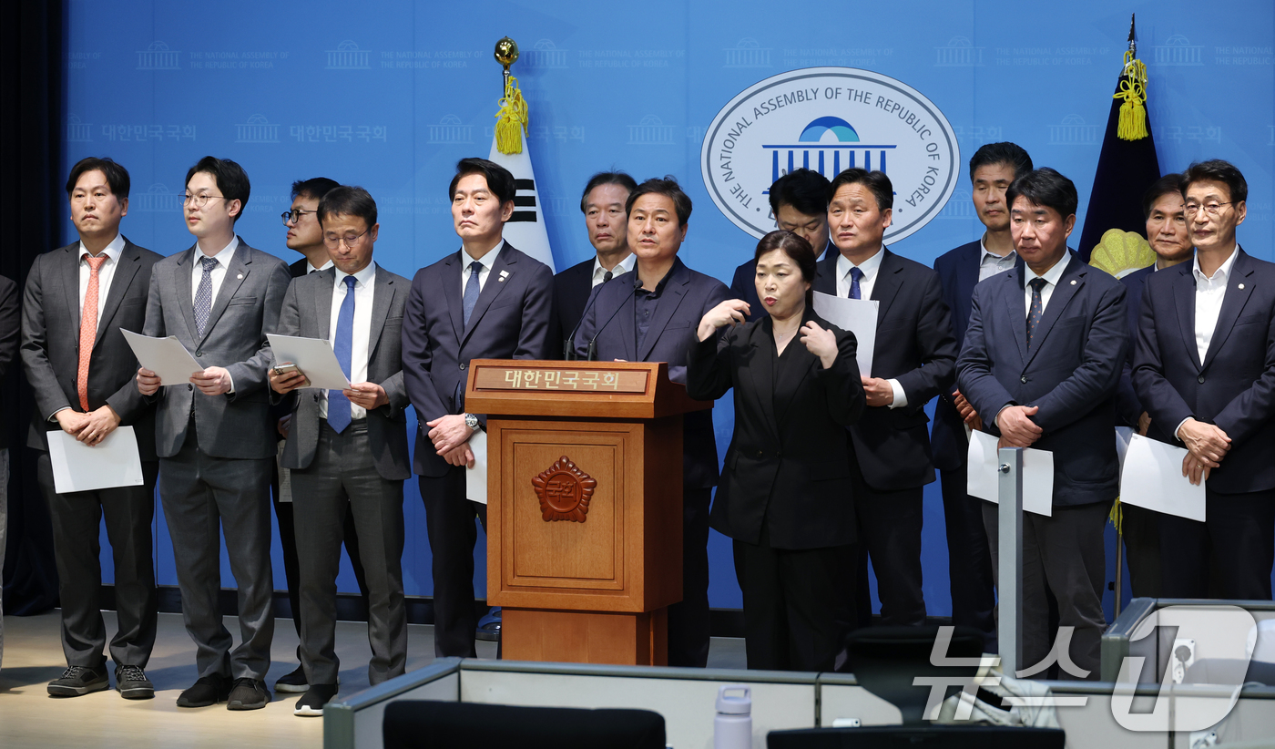 (서울=뉴스1) 이광호 기자 = 더불어민주당 전 정권 정치탄압대책위원회 김영배 간사를 비롯한 의원들이 24일 오후 서울 여의도 국회 소통관에서 검찰의 문재인 전 대통령 기소 관련 …