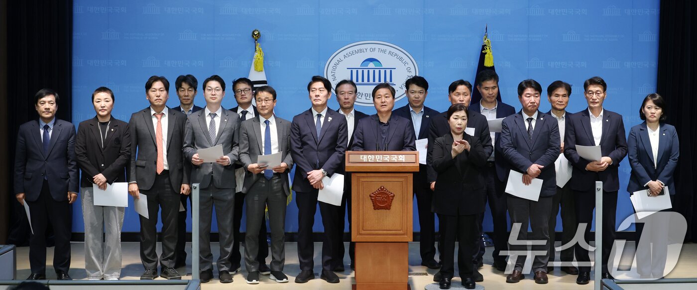본문 이미지 - 더불어민주당 전 정권 정치탄압대책위원회 김영배 간사를 비롯한 의원들이 24일 오후 서울 여의도 국회 소통관에서 검찰의 문재인 전 대통령 기소 관련 기자회견을 하고 있다. 2025.4.24/뉴스1 ⓒ News1 이광호 기자