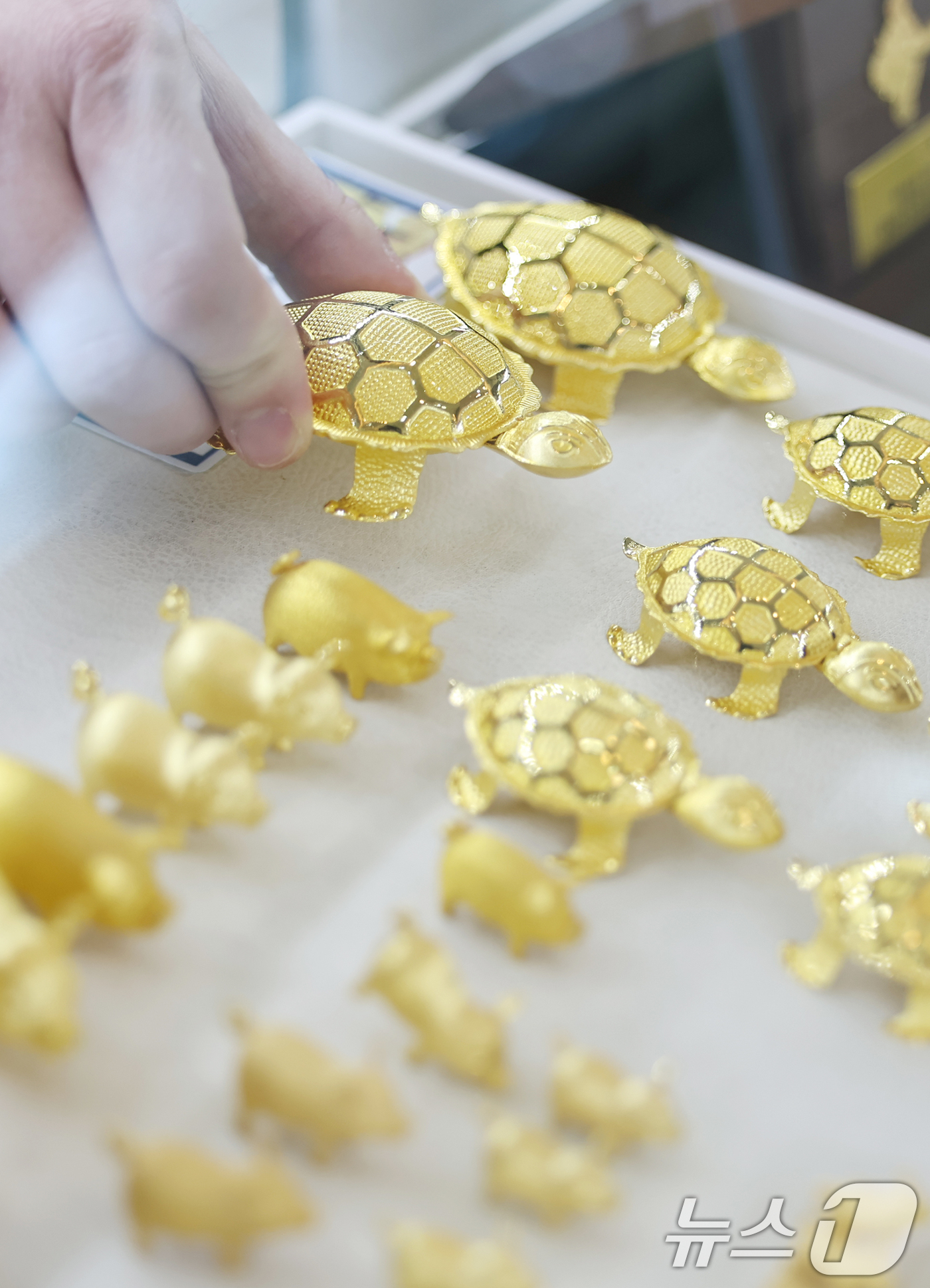 (서울=뉴스1) 민경석 기자 = 달러화 약세와 미중 관세전쟁으로 인한 국제 경제 불확실성이 커짐에 따라 금값이 꾸준한 상승세를 보이고 있다.24일 서울 종로구 한국금거래소 종로본점 …