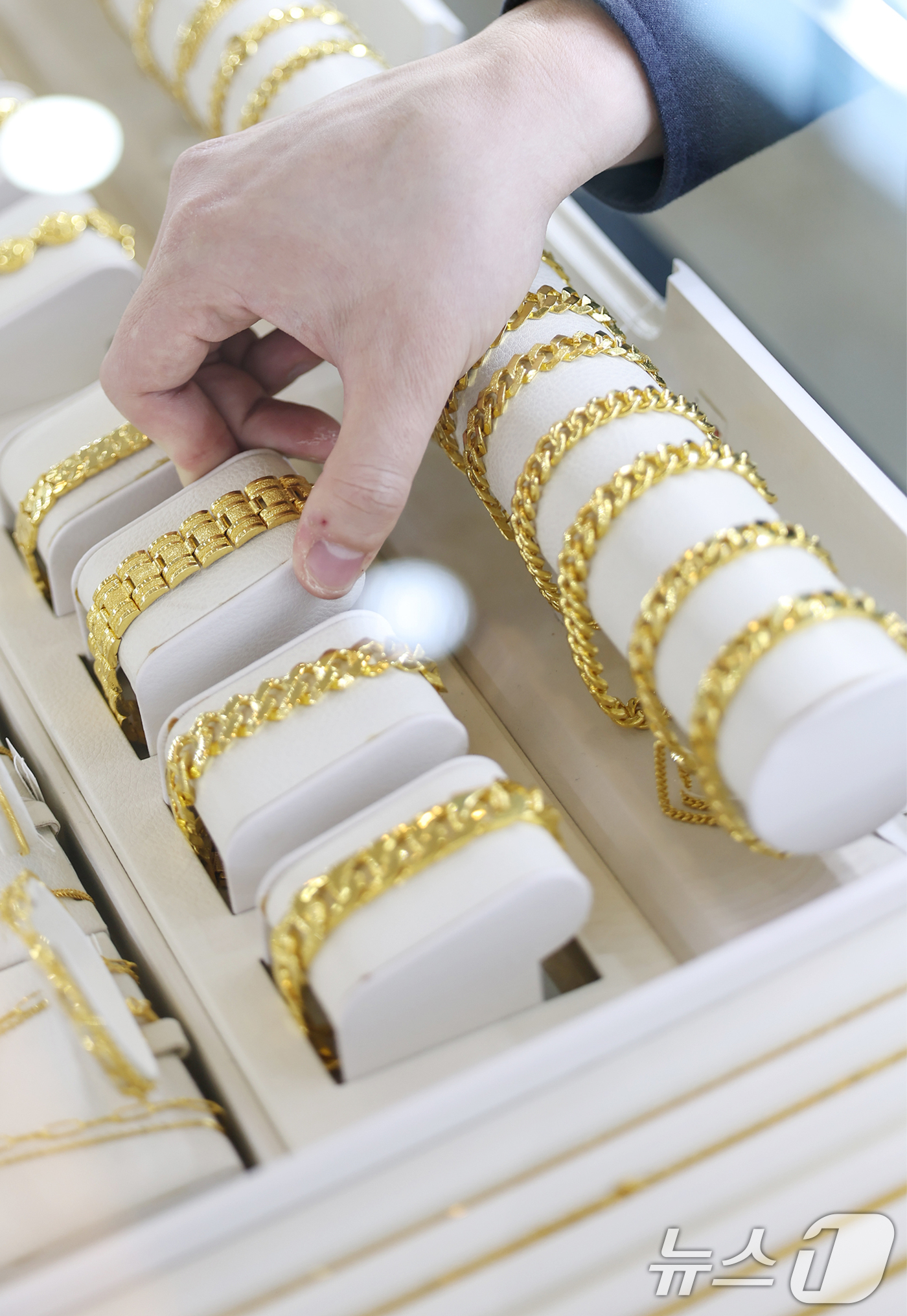 (서울=뉴스1) 민경석 기자 = 달러화 약세와 미중 관세전쟁으로 인한 국제 경제 불확실성이 커짐에 따라 금값이 꾸준한 상승세를 보이고 있다.24일 서울 종로구 한국금거래소 종로본점 …