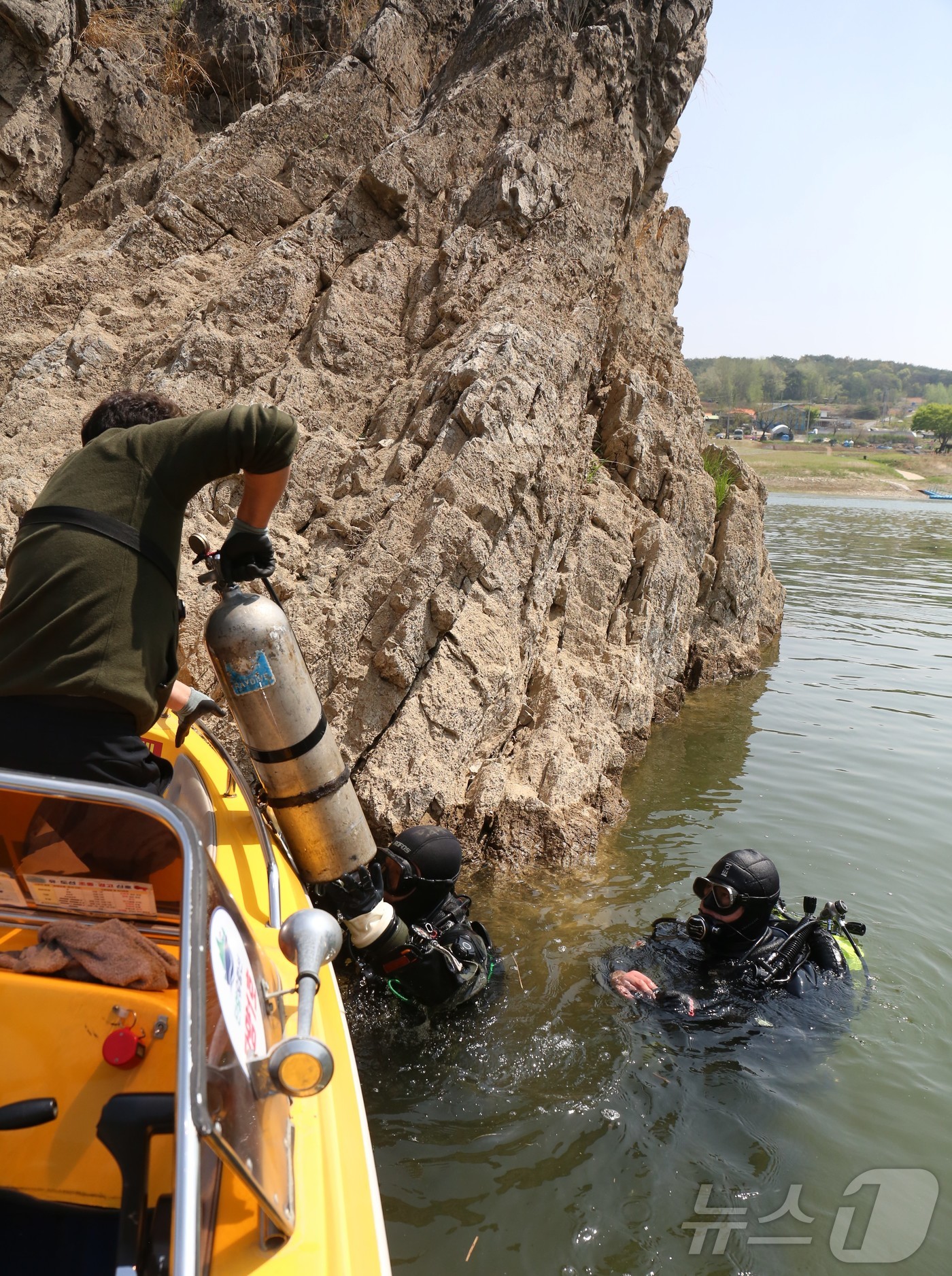 (단양=뉴스1) 손도언 기자 = 수중탐색 전문업체 소속 잠수사들이 24일 오전 도담삼봉 물 밑으로 들어가 제1차 수중지질 조사를 하고 있다. 2025.4.24./뉴스1