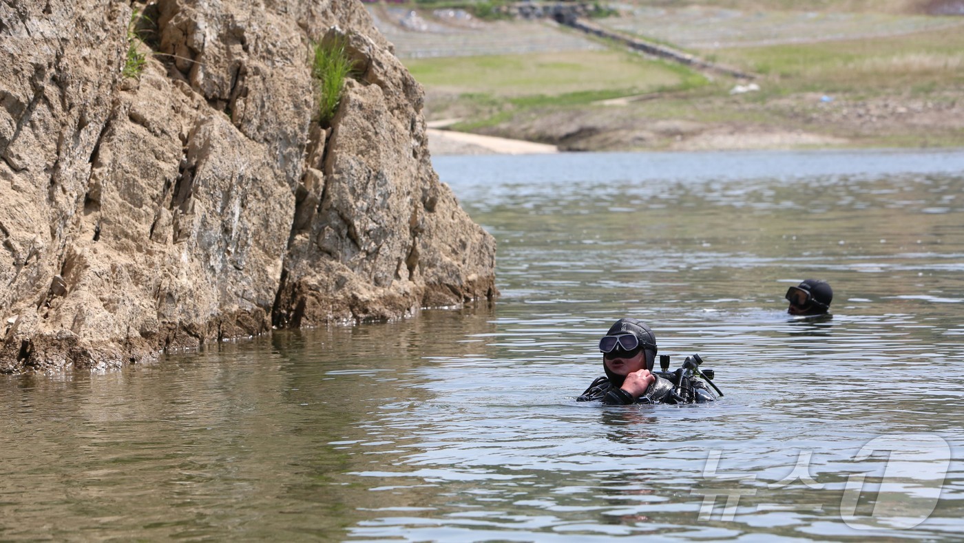 (단양=뉴스1) 손도언 기자 = 수중탐색 전문업체 소속 잠수사들이 24일 오전 도담삼봉 물 밑으로 들어가 제1차 수중지질 조사를 하고 있다. 2025.4.24./뉴스1