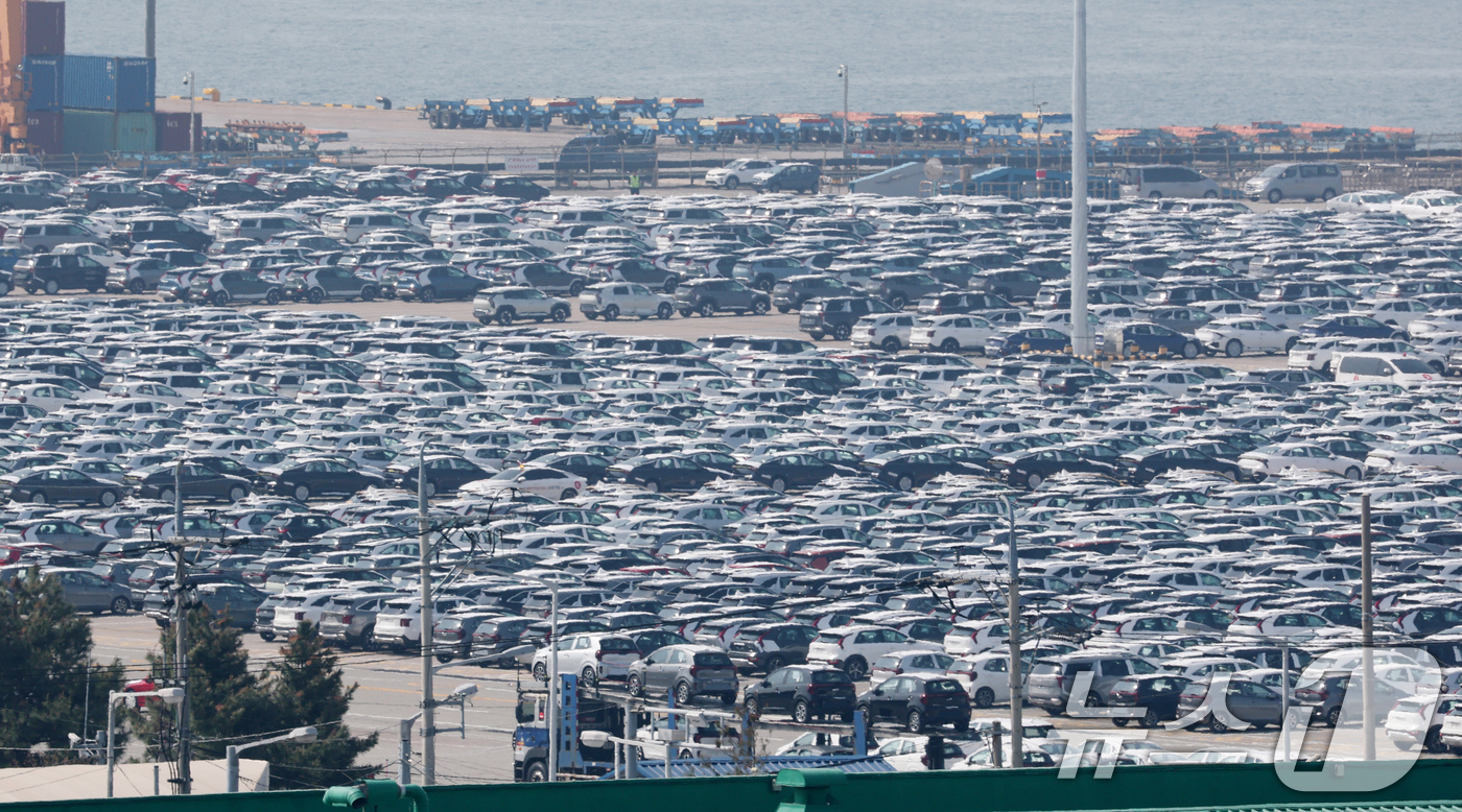 (평택=뉴스1) 김영운 기자 = 24일 경기 평택시 포승읍 평택항 자동차전용부두에 수출용 차량들이 세워져 있다.현대자동차는 이날 경영실적 컨퍼런스콜을 열고 올해 1분기 매출액 44 …