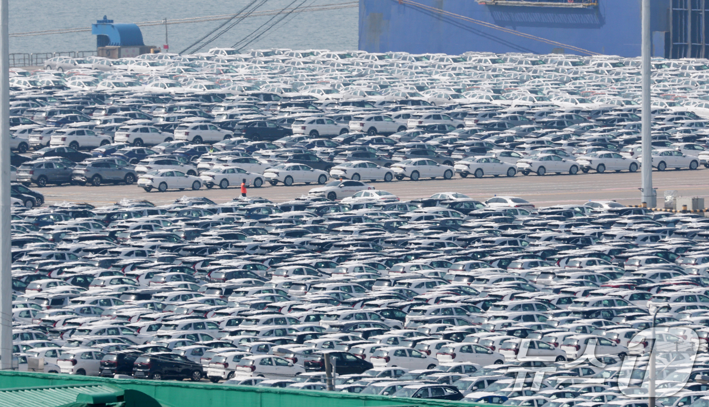 (평택=뉴스1) 김영운 기자 = 24일 경기 평택시 포승읍 평택항 자동차전용부두에 수출용 차량들이 세워져 있다.현대자동차는 이날 경영실적 컨퍼런스콜을 열고 올해 1분기 매출액 44 …