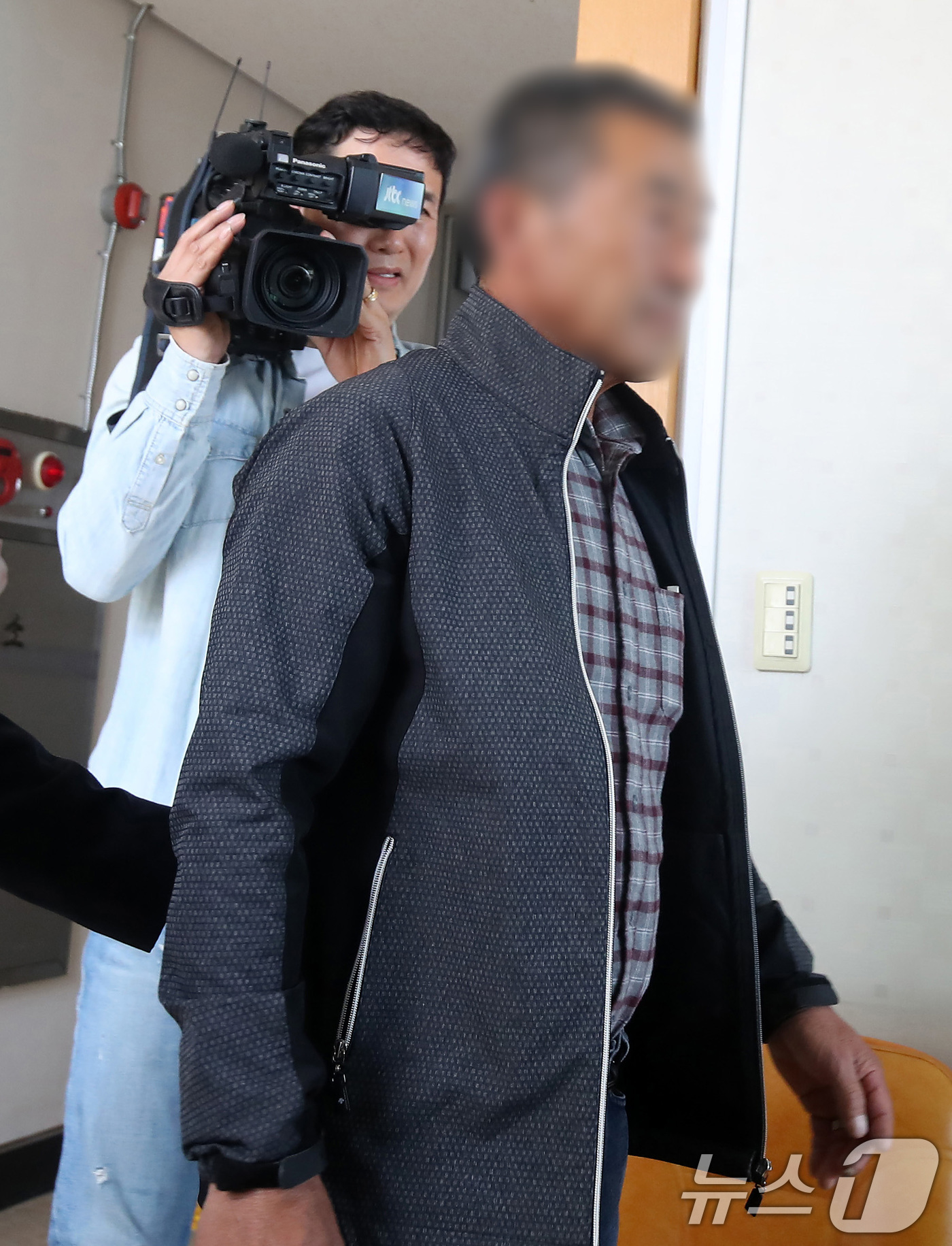 (의성=뉴스1) 공정식 기자 = '경북 산불'을 유발해 산림보호법상 실화 혐의를 받는 60대 과수원 임차인 B씨가 24일 오후 구속 전 피의자 심문(영장실질심사)을 받기 위해 대구 …