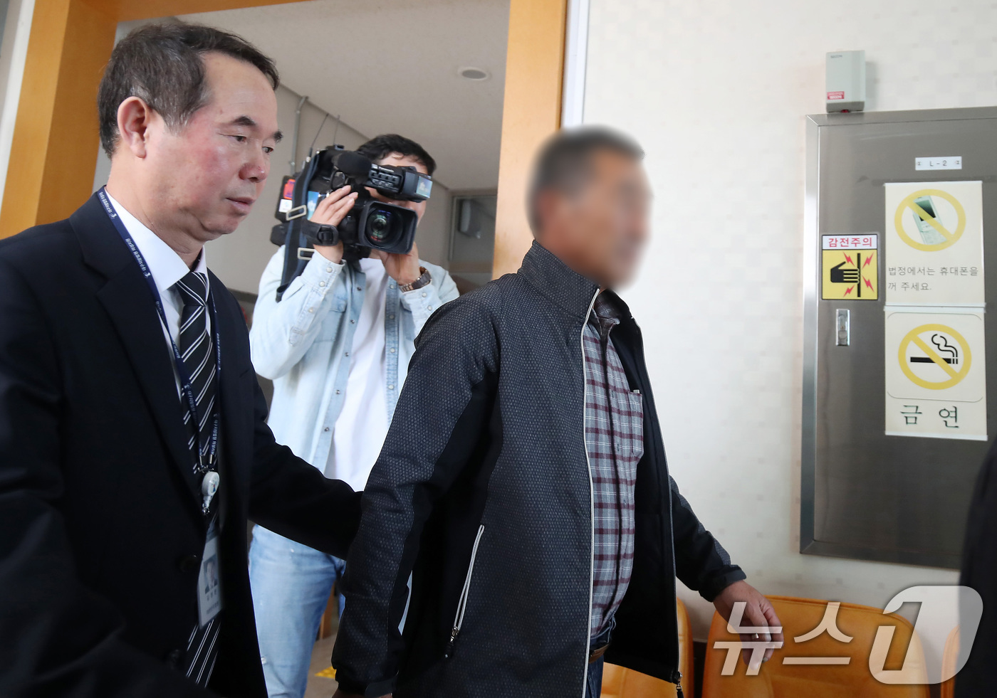 (의성=뉴스1) 공정식 기자 = '경북 산불'을 유발해 산림보호법상 실화 혐의를 받는 60대 과수원 임차인 B씨가 24일 오후 구속 전 피의자 심문(영장실질심사)을 받기 위해 대구 …