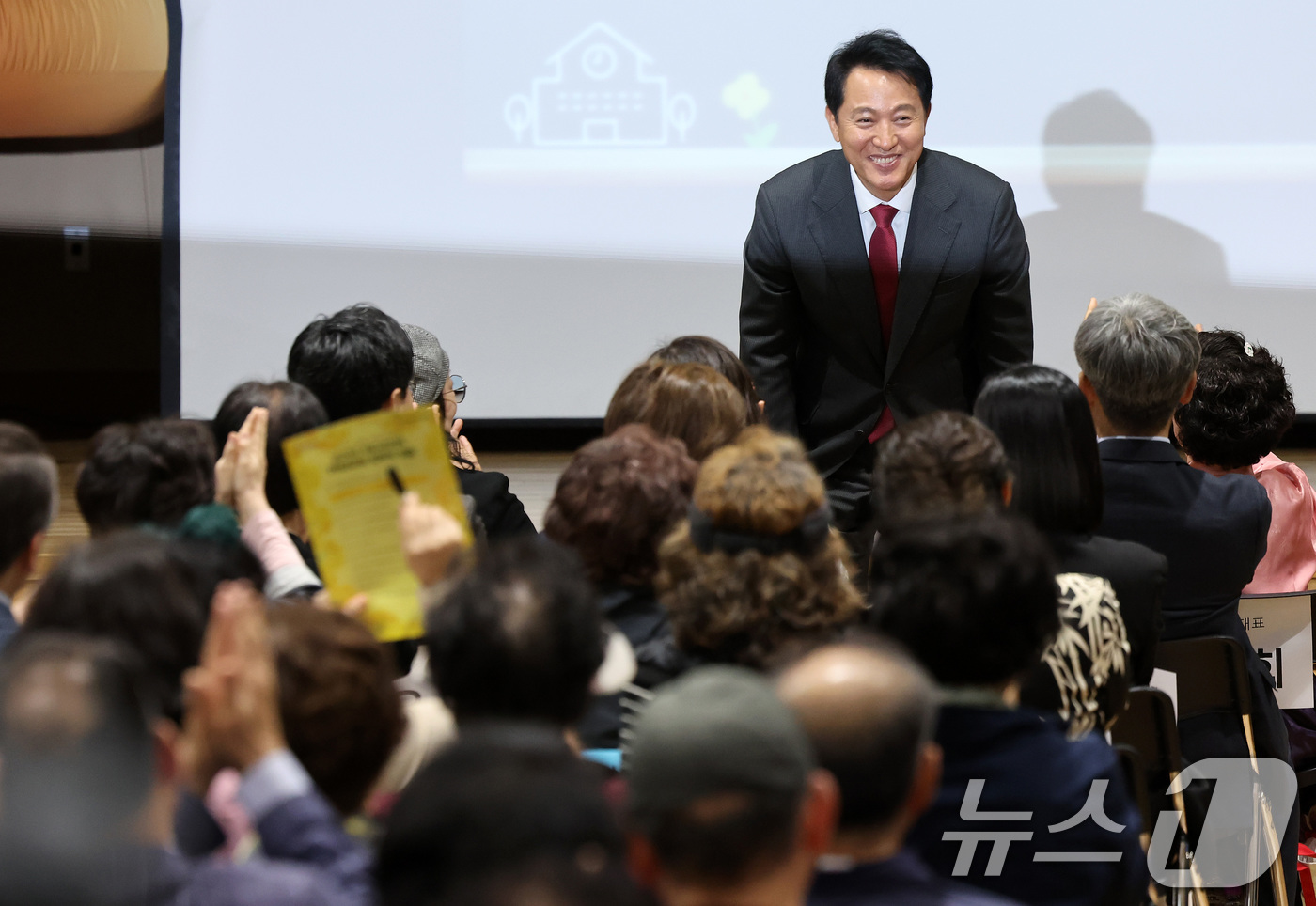 (서울=뉴스1) 이동해 기자 = 오세훈 서울시장이 24일 오후 서울 관악구 서울시민대학 다시가는캠퍼스에서 열린 2025 서울시민대학 7학년교실 입학식에서 신입생들을 향해 인사하고 …