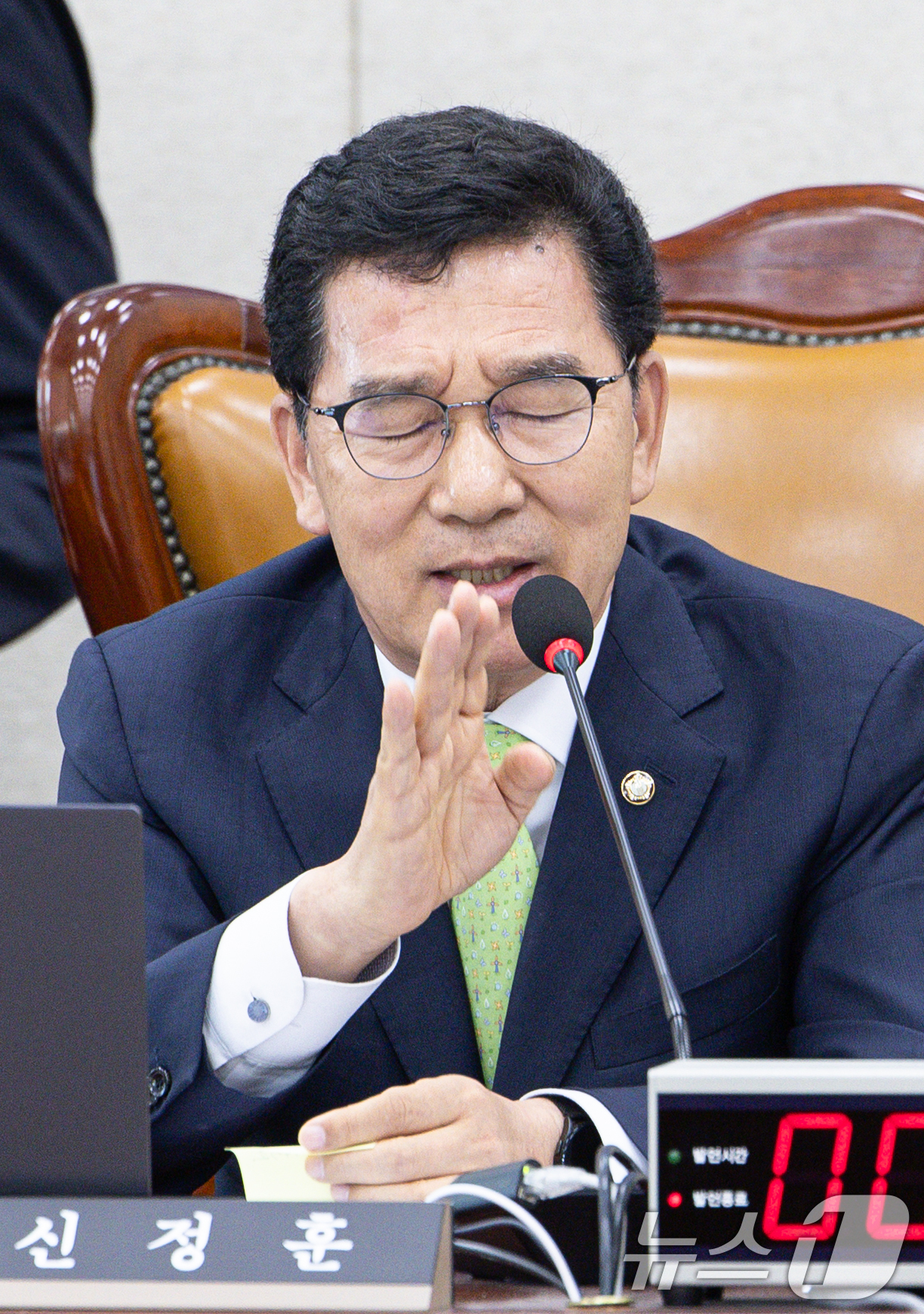 (서울=뉴스1) 이재명 기자 = 신정훈 국회 행정안전위원회 위원장이 24일 오후 서울 여의도 국회에서 열린 행안위 전체회의에서 이만희 국민의힘 의원과 언쟁을 벌이고 있다. 2025 …