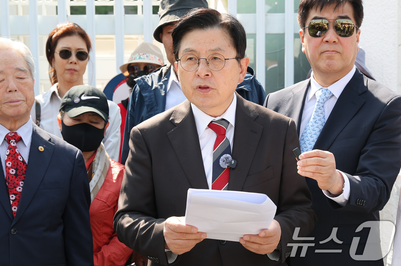 (서울=뉴스1) 임세영 기자 = 황교안 전 국무총리가 24일 오후 서울 종로구 정부서울청사 앞에서 기자회견을 갖고 전 대통령 권한대행이 현 한덕수 대통령 권한대행에게 드리는 부정선 …