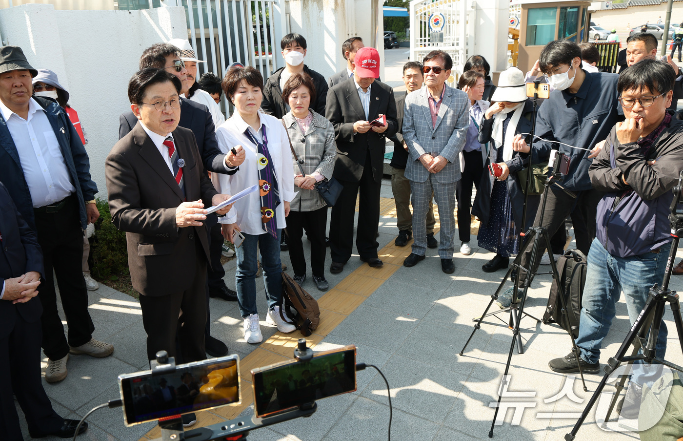 (서울=뉴스1) 임세영 기자 = 황교안 전 국무총리가 24일 오후 서울 종로구 정부서울청사 앞에서 기자회견을 갖고 전 대통령 권한대행이 현 한덕수 대통령 권한대행에게 드리는 부정선 …