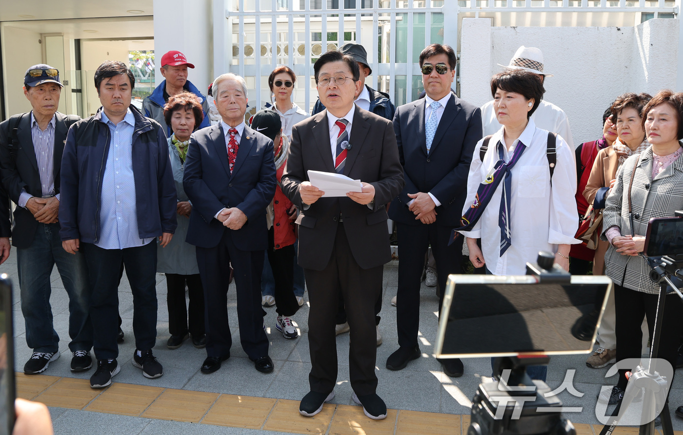 (서울=뉴스1) 임세영 기자 = 황교안 전 국무총리가 24일 오후 서울 종로구 정부서울청사 앞에서 기자회견을 갖고 전 대통령 권한대행이 현 한덕수 대통령 권한대행에게 드리는 부정선 …