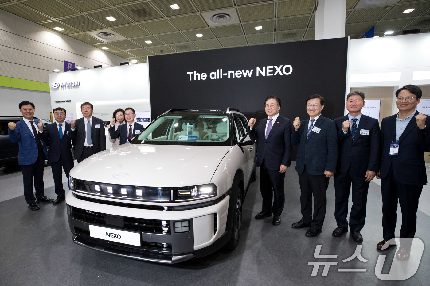 (서울=뉴스1) = 유상임 과학기술정보통신부 장관이 24일 서울 강남구 코엑스에서 열린 '2025 월드IT쇼'에 참석해 최양희 국가과학기술자문회의 부의장과 '현대자동차' 전시관에서 …