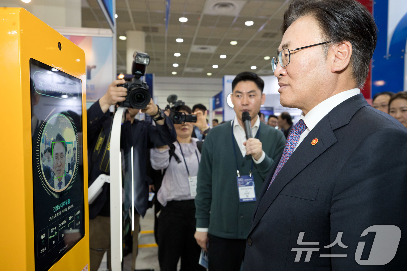 (서울=뉴스1) = 유상임 과학기술정보통신부 장관이 24일 서울 강남구 코엑스에서 열린 '2025 월드IT쇼'에 참석해 '바이오커넥트' 전시관에서 'AI 기반 비접촉 생체신호 모니 …