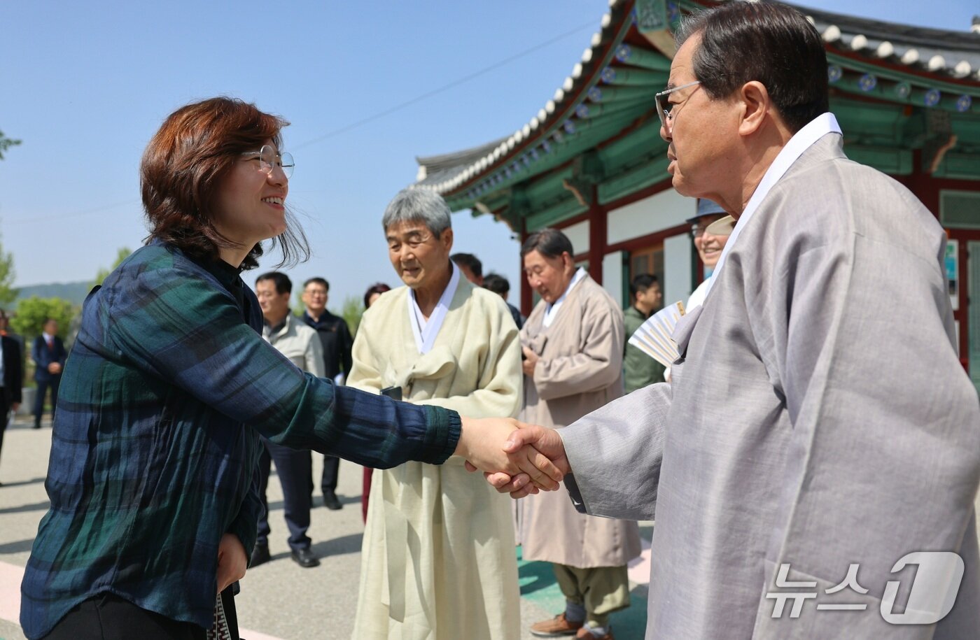 본문 이미지 - 장미란 문화체육관광부 제2차관이 24일 산불 피해 지역인 경북 안동을 찾아 하회마을에서 마을 주민과 인사를 하고 있다.(문화체육관광부 제공)