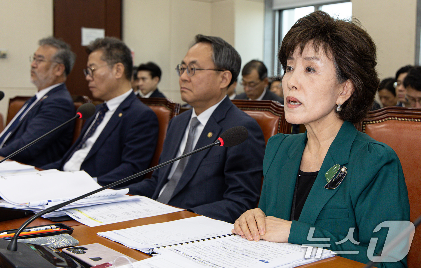 (서울=뉴스1) 이재명 기자 = 박선영 진실화해를위한과거사정리위원회 위원장이 24일 오후 서울 여의도 국회에서 열린 행정안전위원회 전체회의에서 신정훈 위원장의 퇴장 요청을 거부하고 …