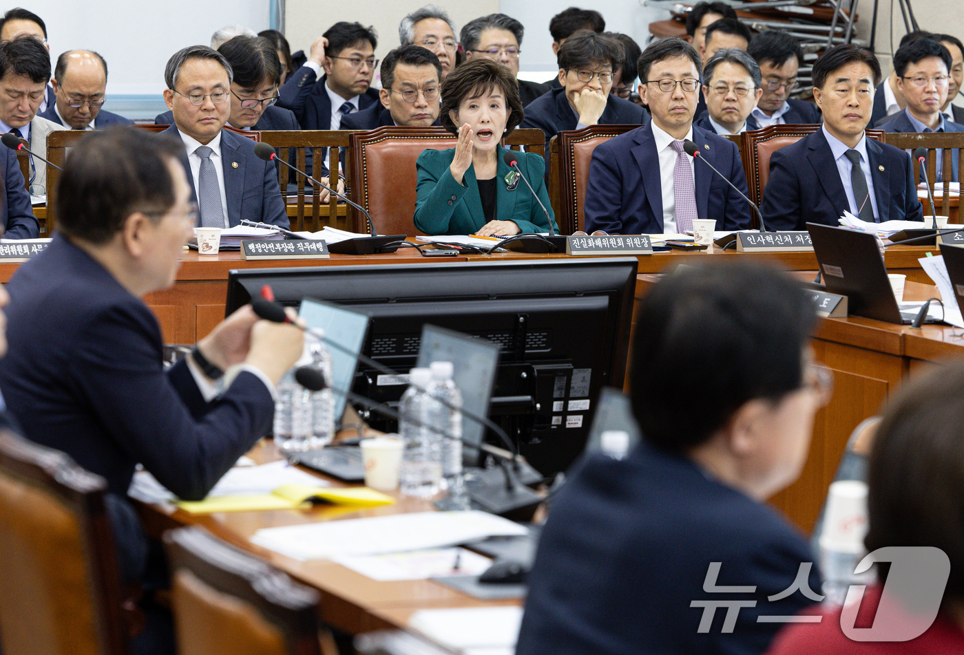 (서울=뉴스1) 이재명 기자 = 박선영 진실화해를위한과거사정리위원회 위원장이 24일 오후 서울 여의도 국회에서 열린 행정안전위원회 전체회의에서 신정훈 위원장의 퇴장 요청을 거부하고 …