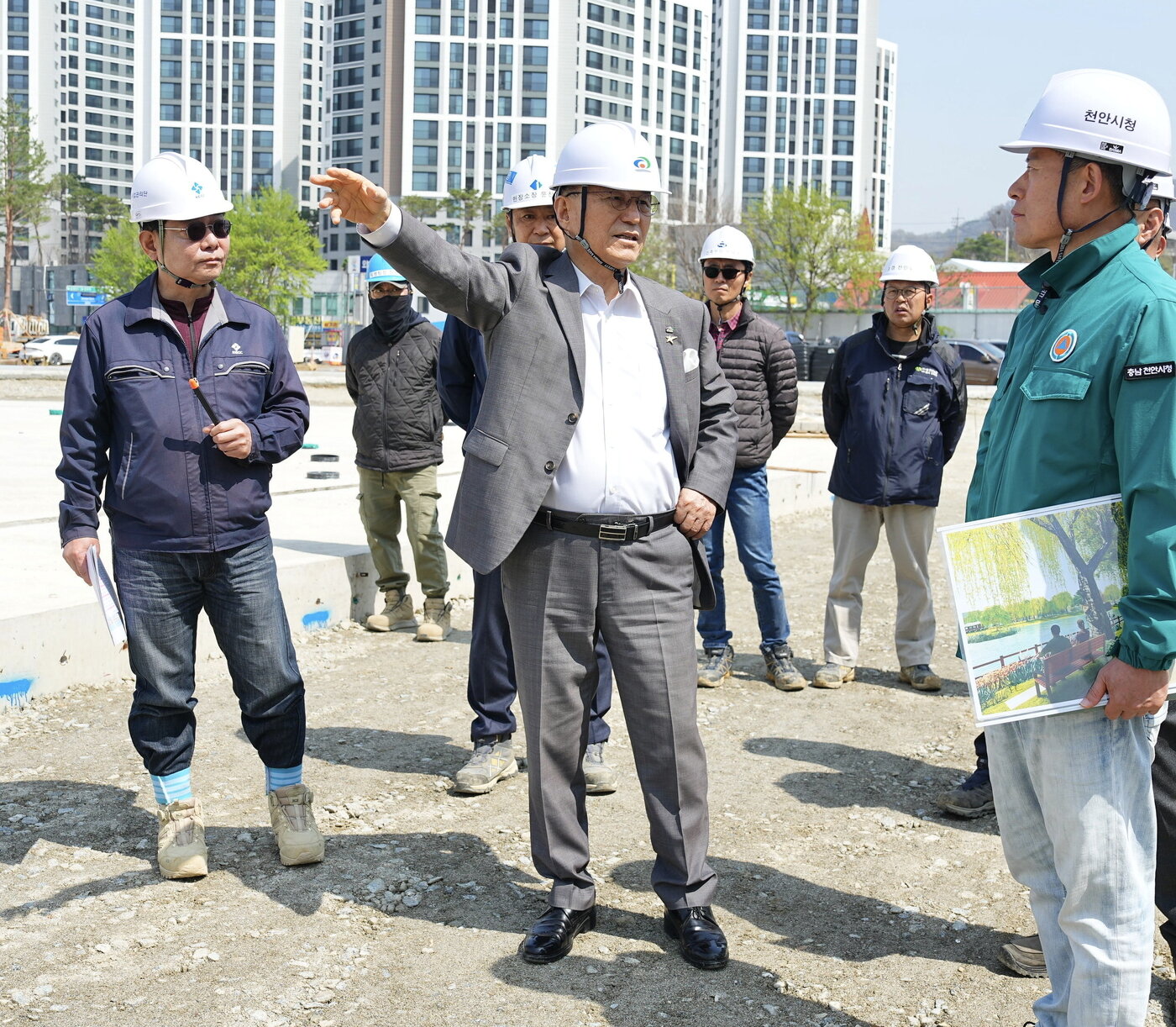본문 이미지 - 박상돈 전 천안시장이 선거겁 위반으로 당선이 무효가 되면서 지난 2022년 착공해 오는 6월 재개장을 앞둔 천안삼거리공원 재개발사업을 마무리하지 못하게 됐다. 천안삼거리공원 사업은 박 전 시장이 당선 후 추진한 사업 중 하나다. 사진은 지난 16일 현장 점검하는 모습.&#40;천안시청 제공.재판매 및 DB금지&#41;/뉴스1 &#41;