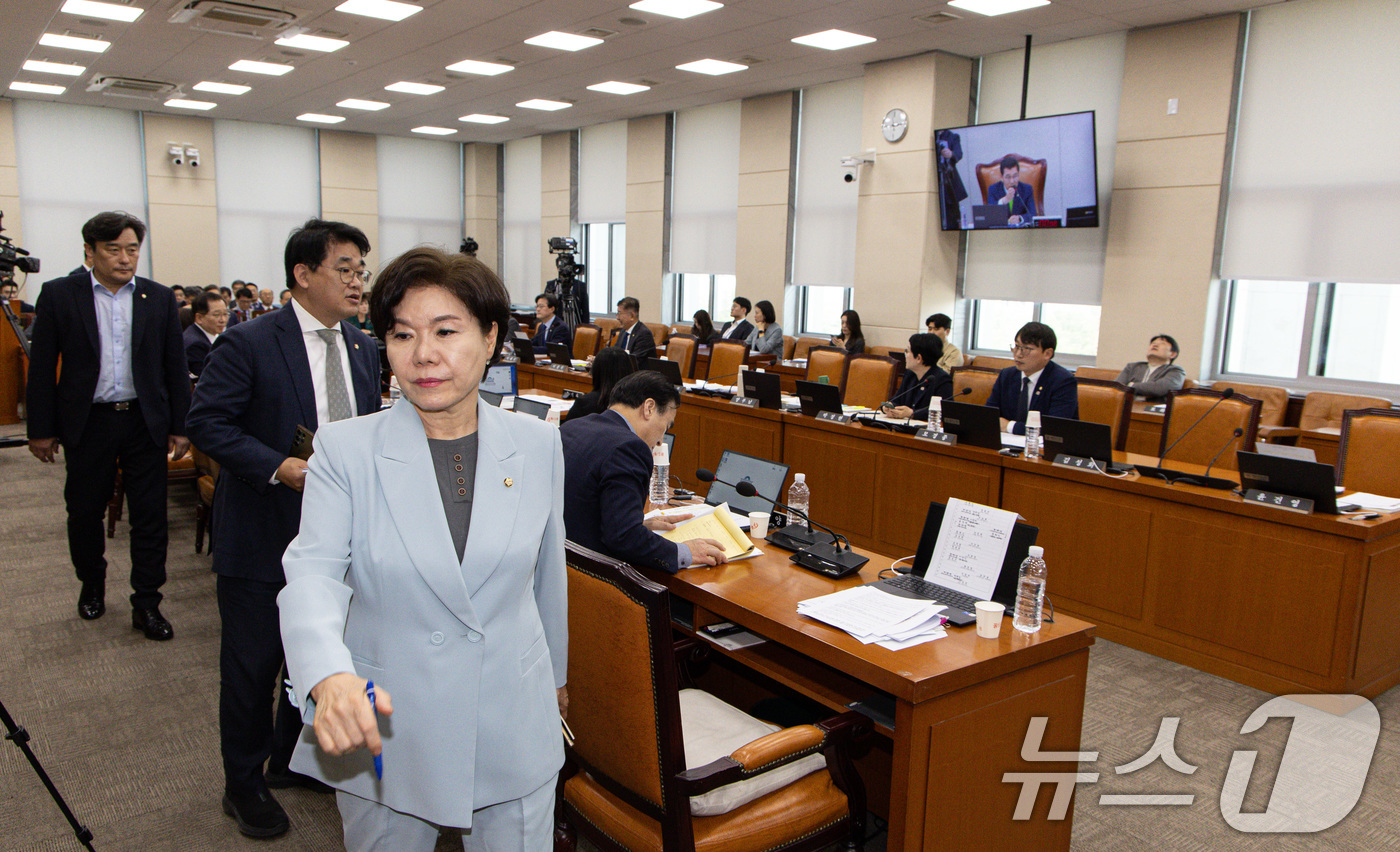 (서울=뉴스1) 이재명 기자 = 조은희 국회 행정안전위원회 국민의힘 간사를 비롯한 의원들이 24일 오후 서울 여의도 국회에서 열린 행안위 전체회의에서 박선영 진실화해를위한과거사정리 …