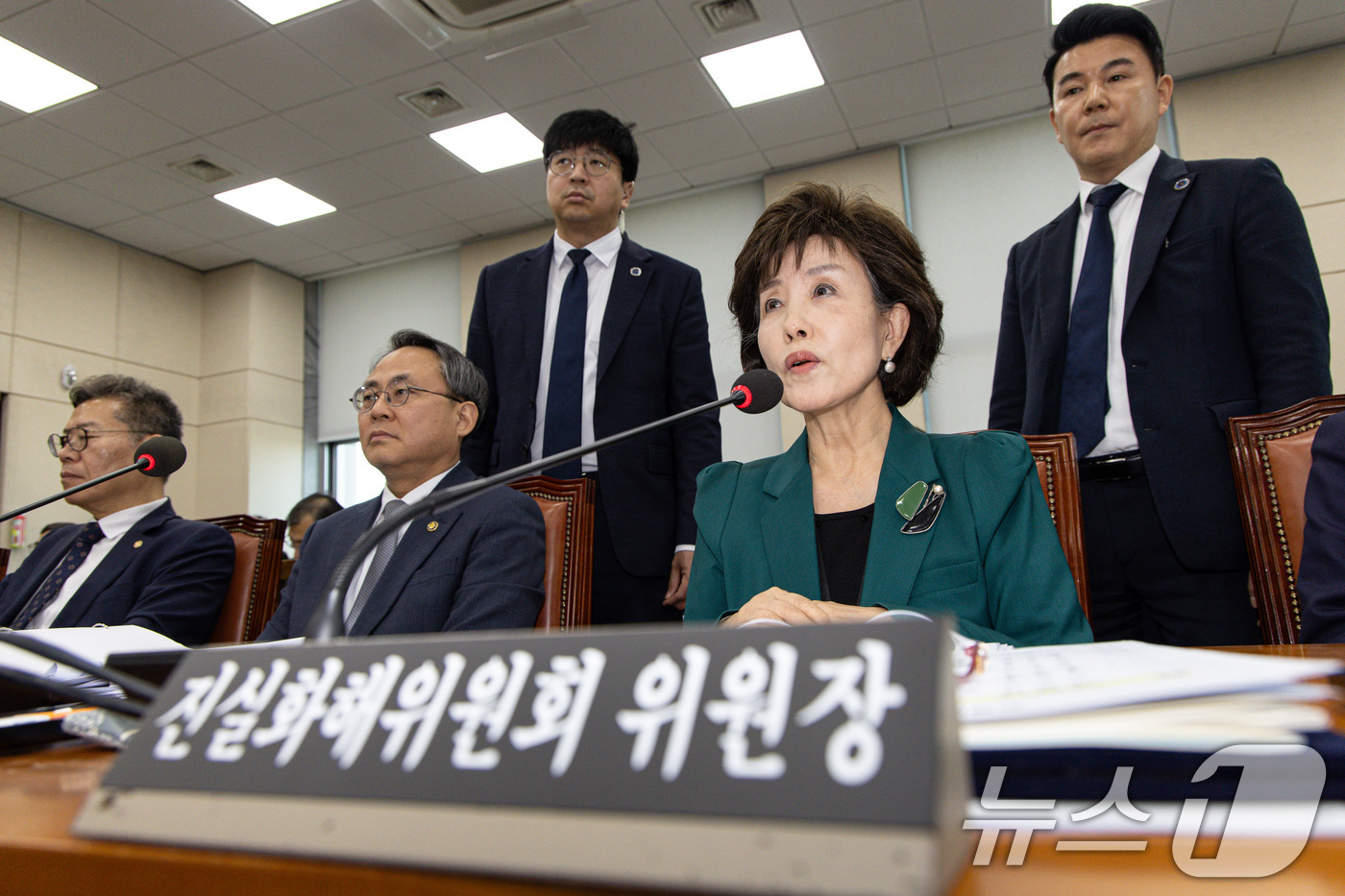 (서울=뉴스1) 이재명 기자 = 박선영 진실화해를위한과거사정리위원회 위원장이 24일 오후 서울 여의도 국회에서 열린 행정안전위원회 전체회의에서 신정훈 위원장의 퇴장 요청을 거부하고 …