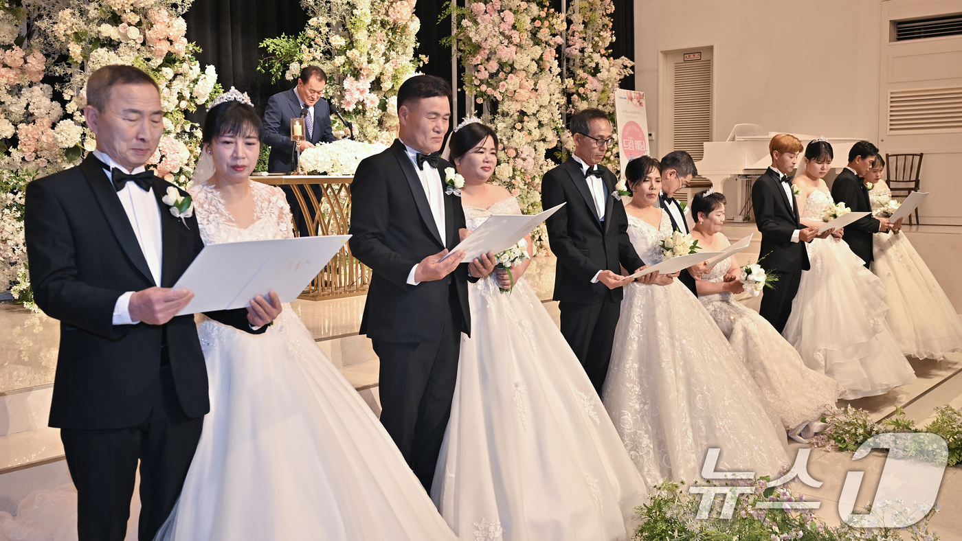 (광주=뉴스1) 이수민 기자 = 광주 서구 장애인 신혼부부들이 24일 서구 위더스웨딩홀에서 열린 서구 아너스 장애인 웨딩지원 '당신의 특별한 날 드림(dream) 웨딩'에서 부부십 …