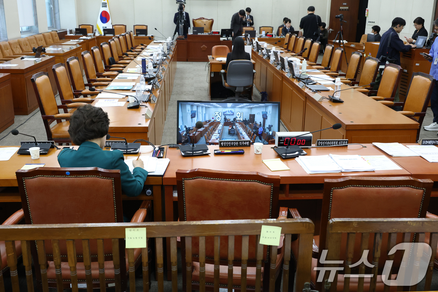 (서울=뉴스1) 이광호 기자 = 박선영 진실화해를위한과거사정리위원회 위원장이 24일 오후 서울 여의도 국회에서 열린 행정안전위원회 전체회의에서 신정훈 위원장의 퇴장 요청을 거부하며 …