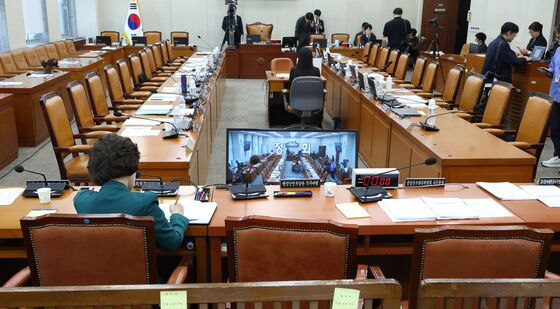 국회 행안위 정회, 자리 지키는 박선영 진실화해위원장