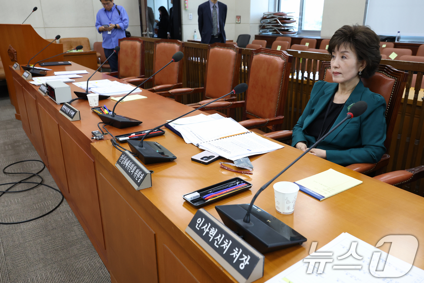 (서울=뉴스1) 이광호 기자 = 박선영 진실화해를위한과거사정리위원회 위원장이 24일 오후 서울 여의도 국회에서 열린 행정안전위원회 전체회의에서 신정훈 위원장의 퇴장 요청을 거부하며 …