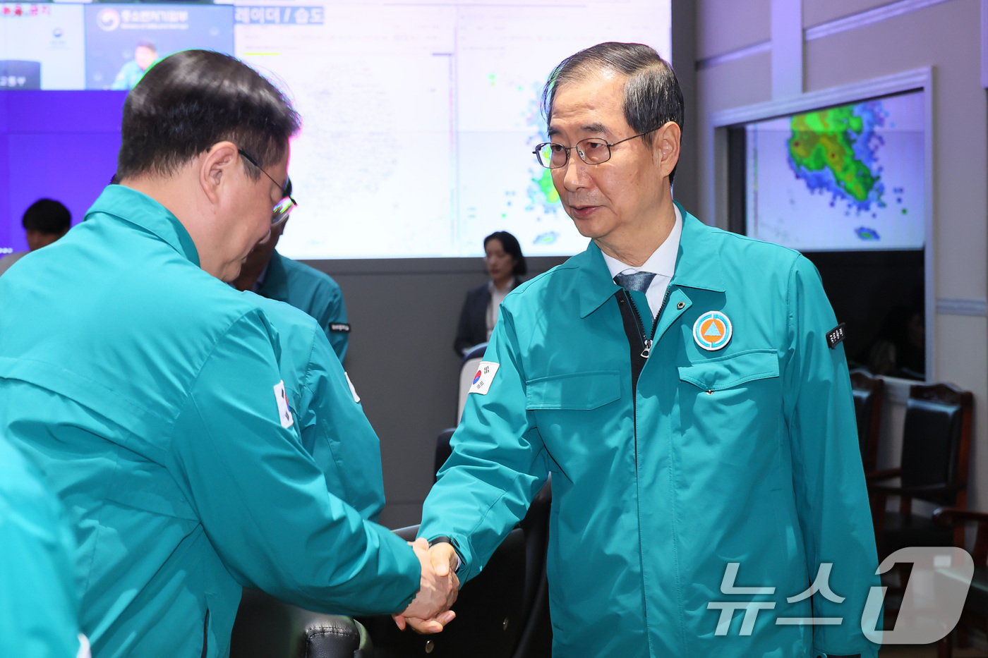 (서울=뉴스1) 임세영 기자 = 한덕수 대통령 권한대행 국무총리가 24일 서울 종로구 정부서울청사에서 열린 산불 피해지역 수습 및 복구 추진상황 점검회의에 참석하고 있다. (총리실 …