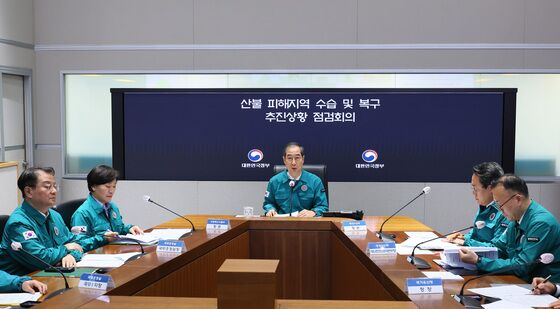 한덕수 권한대행, 산불 피해지역 수습 및 복구 추진상황 점검회의 주재