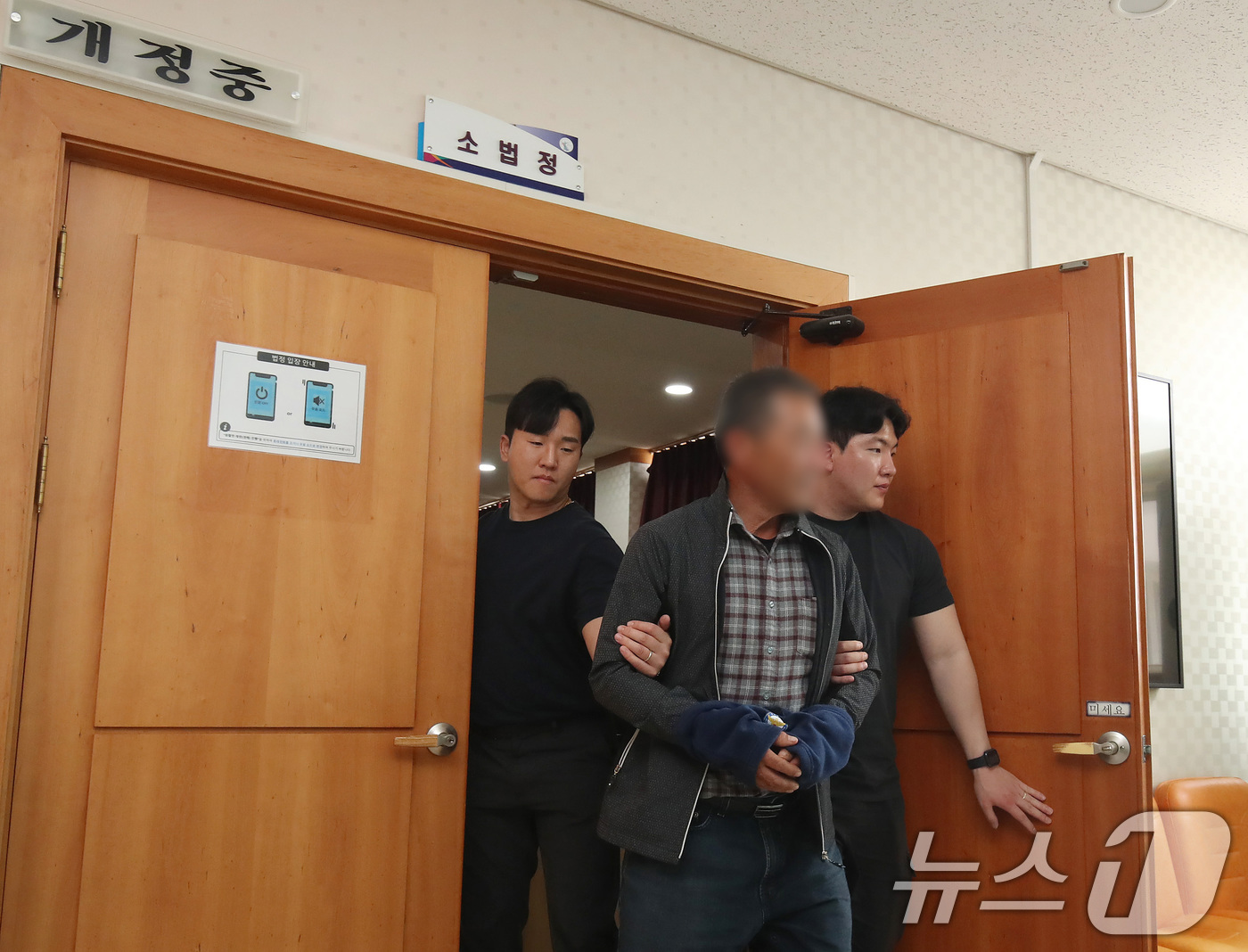 (의성=뉴스1) 공정식 기자 = '경북 산불'을 유발해 산림보호법상 실화 혐의를 받는 60대 과수원 임차인 B씨가 24일 오후 대구지방법원 의성지원에서 열린 구속 전 피의자 심문( …