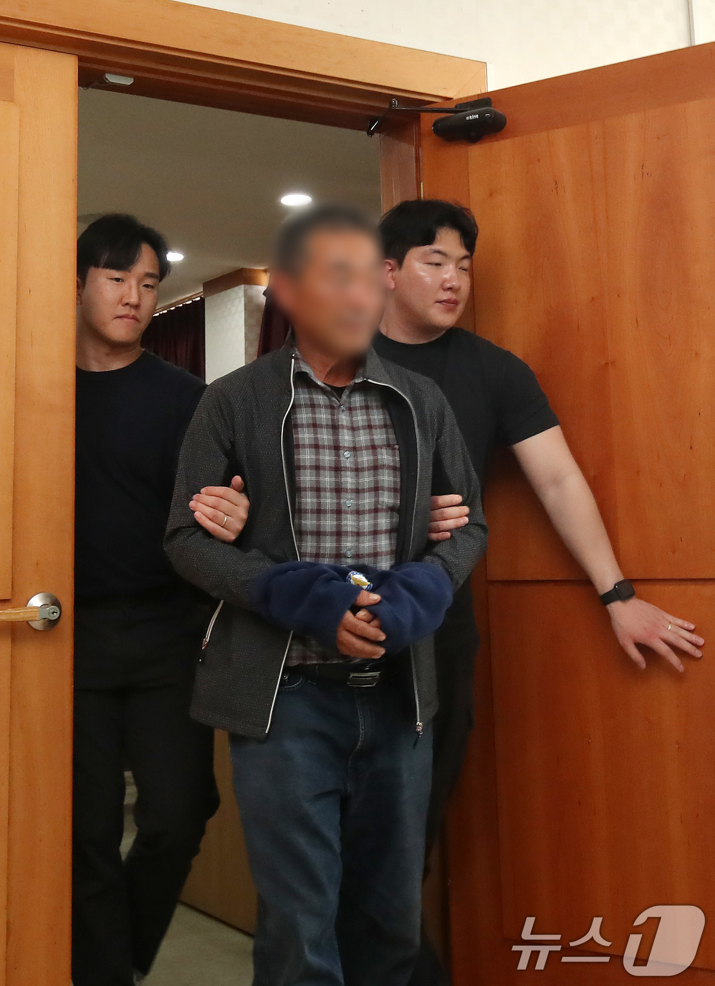 (의성=뉴스1) 공정식 기자 = '경북 산불'을 유발해 산림보호법상 실화 혐의를 받는 60대 과수원 임차인 B씨가 24일 오후 대구지방법원 의성지원에서 열린 구속 전 피의자 심문( …