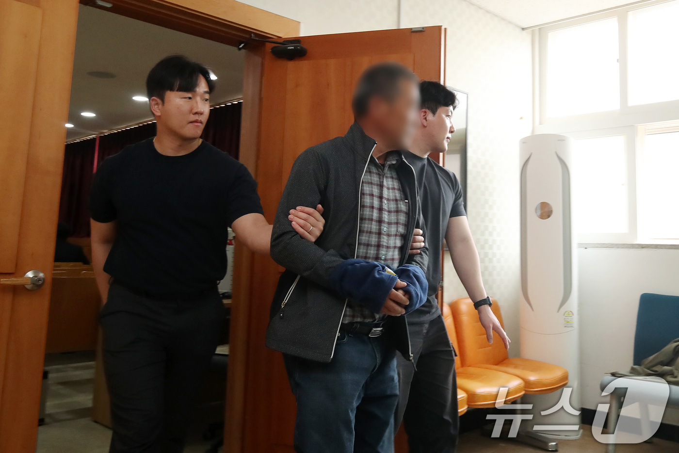 (의성=뉴스1) 공정식 기자 = '경북 산불'을 유발해 산림보호법상 실화 혐의를 받는 60대 과수원 임차인 B씨가 24일 오후 대구지방법원 의성지원에서 열린 구속 전 피의자 심문( …