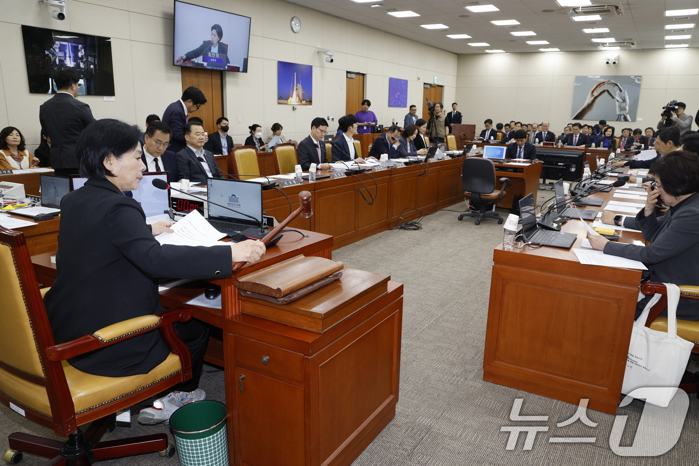 (서울=뉴스1) 안은나 기자 = 24일 서울 여의도 국회에서 열린 과학기술정보방송통신위원회 제424회국회(임시회) 제4차 전체회의에서 최민희 의원장이 의사봉을 두드리고 있다. 20 …