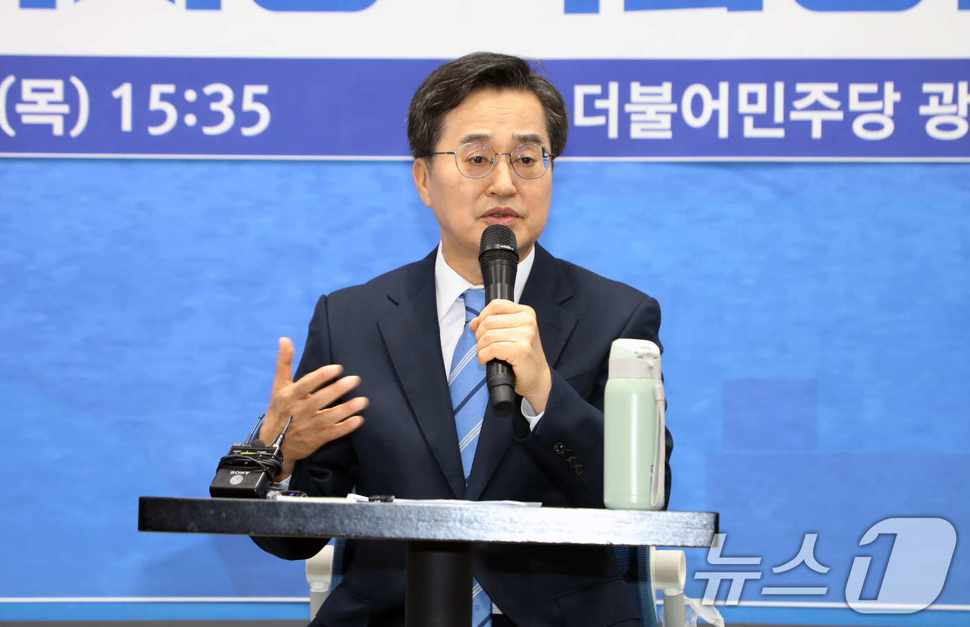 (광주=뉴스1) 이수민 기자 = 김동연 더불어민주당 대통령 경선 후보자가 24일 광주광역시당 대회의실에서 핵심당원 간담회를 열고 포부를 밝히고 있다. 2025.4.24/뉴스1