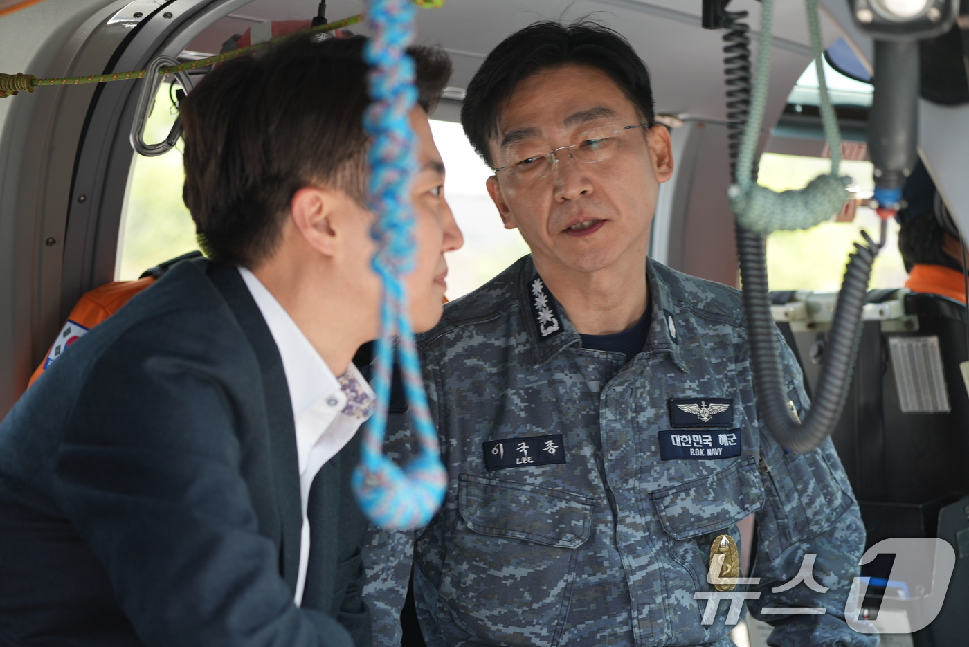 (서울=뉴스1) = 이준석 개혁신당 대선 예비후보가 24일 대전 유성구 국군대전병원을 찾아 이국종 원장의 설명을 듣고 있다. (이준석 캠프 제공, 재판매 및 DB 금지) 2025. …