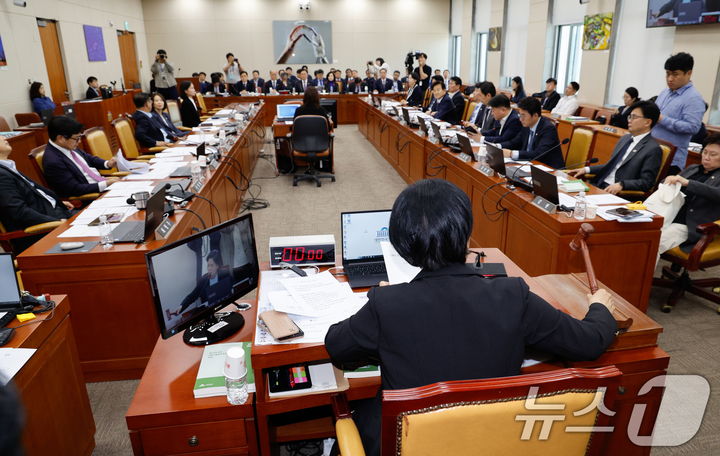 (서울=뉴스1) 안은나 기자 = 24일 서울 여의도 국회에서 열린 과학기술정보방송통신위원회 제424회국회(임시회) 제4차 전체회의에서 최민희 의원장이 2025년도 제1회 추가경정예 …