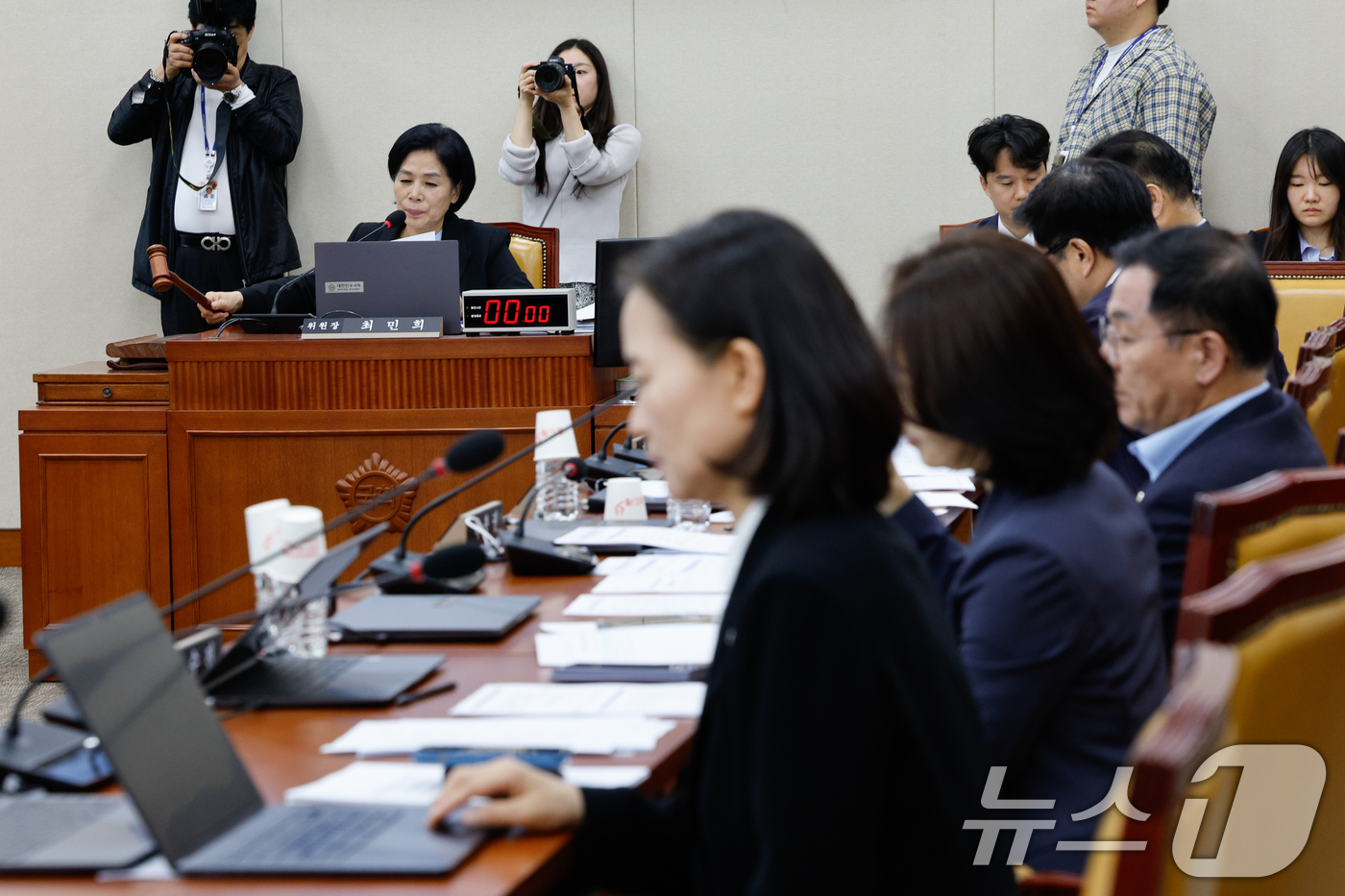 (서울=뉴스1) 안은나 기자 = 24일 서울 여의도 국회에서 열린 과학기술정보방송통신위원회 제424회국회(임시회) 제4차 전체회의에서 최민희 의원장이 2025년도 제1회 추가경정예 …