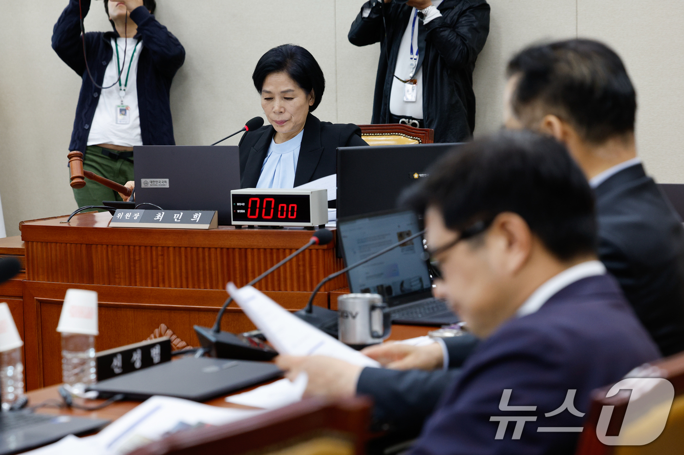 (서울=뉴스1) 안은나 기자 = 24일 서울 여의도 국회에서 열린 과학기술정보방송통신위원회 제424회국회(임시회) 제4차 전체회의에서 최민희 의원장이 2025년도 제1회 추가경정예 …