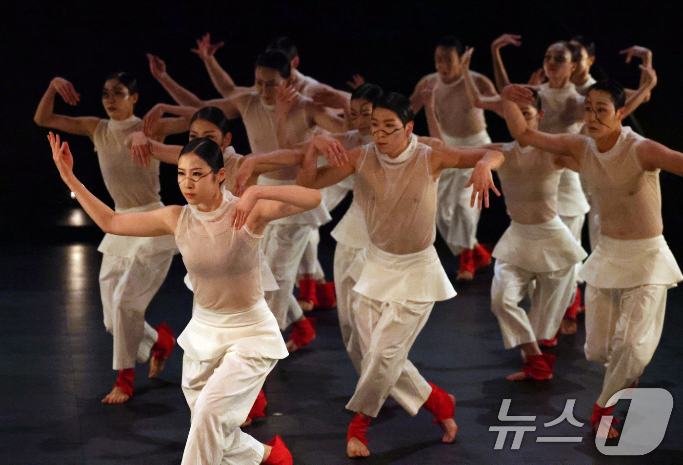 (서울=뉴스1) 오대일 기자 = 24일 오후 서울 종로구 세종문화회관 S씨어터에서 열린 서울시무용단 '스피드'(speed) 프레스콜 공연에서 무용수들이 열연하고 있다.“한국무용은 …