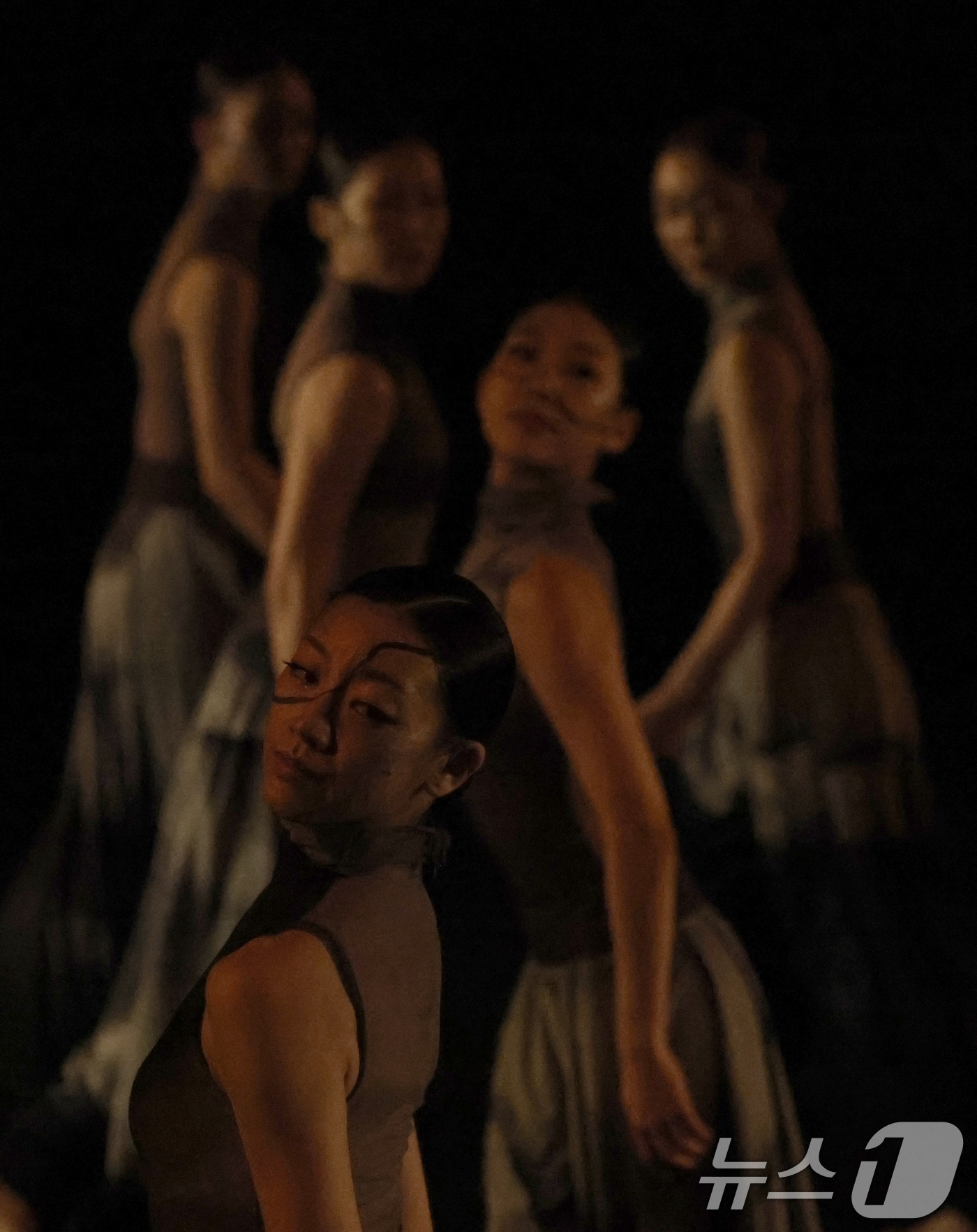 (서울=뉴스1) 오대일 기자 = 24일 오후 서울 종로구 세종문화회관 S씨어터에서 열린 서울시무용단 '스피드'(speed) 프레스콜 공연에서 무용수들이 열연하고 있다.“한국무용은 …