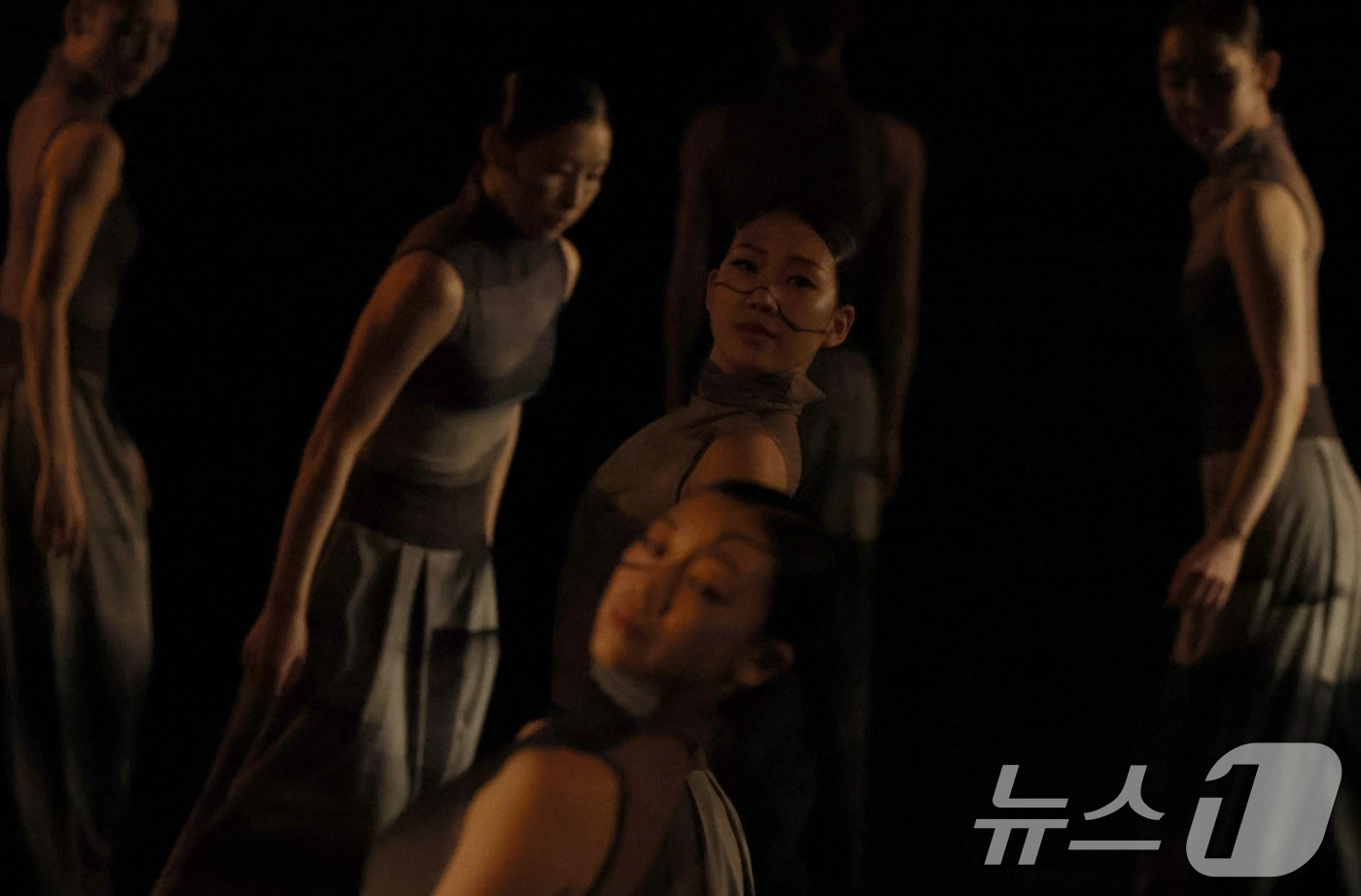 (서울=뉴스1) 오대일 기자 = 24일 오후 서울 종로구 세종문화회관 S씨어터에서 열린 서울시무용단 '스피드'(speed) 프레스콜 공연에서 무용수들이 열연하고 있다.“한국무용은 …